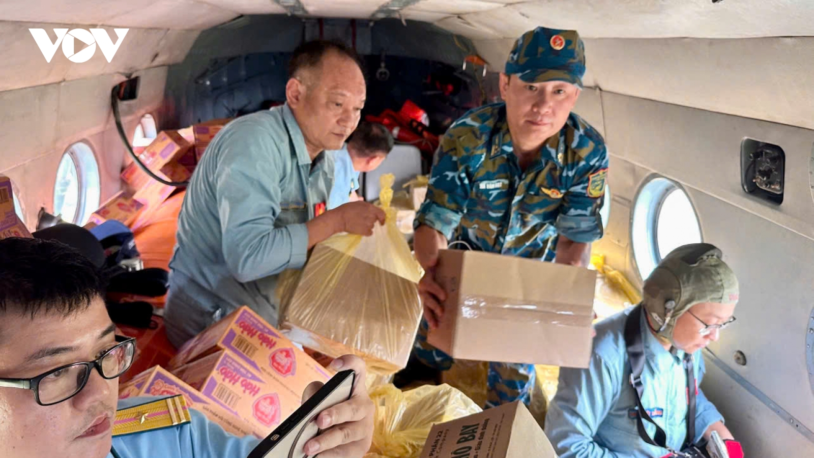 Trực thăng quân sự thả hàng cứu trợ vùng lũ Lạng Sơn