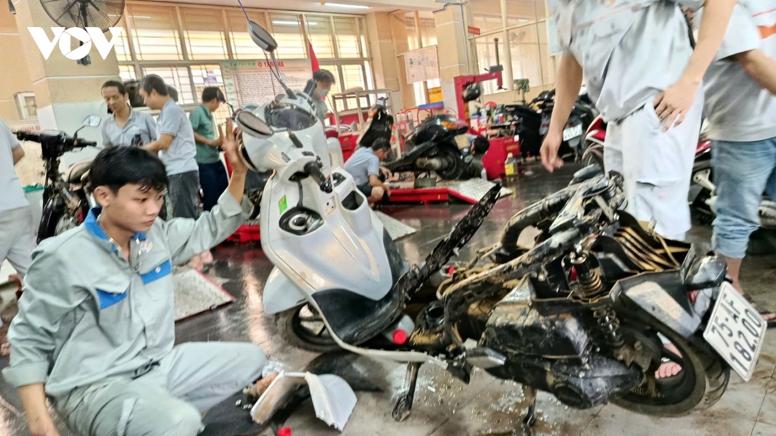 Sinh viên và thợ trẻ sửa xe miễn phí giúp dân vùng lũ Huế