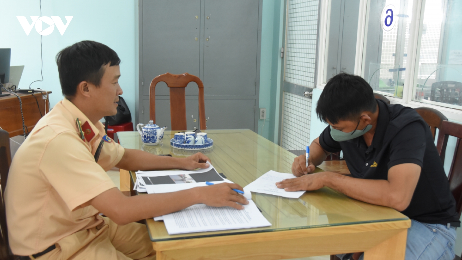 Tài xế xả nước thải từ xe tải lên đường cao tốc ở Đồng Tháp bị phạt 3 triệu đồng