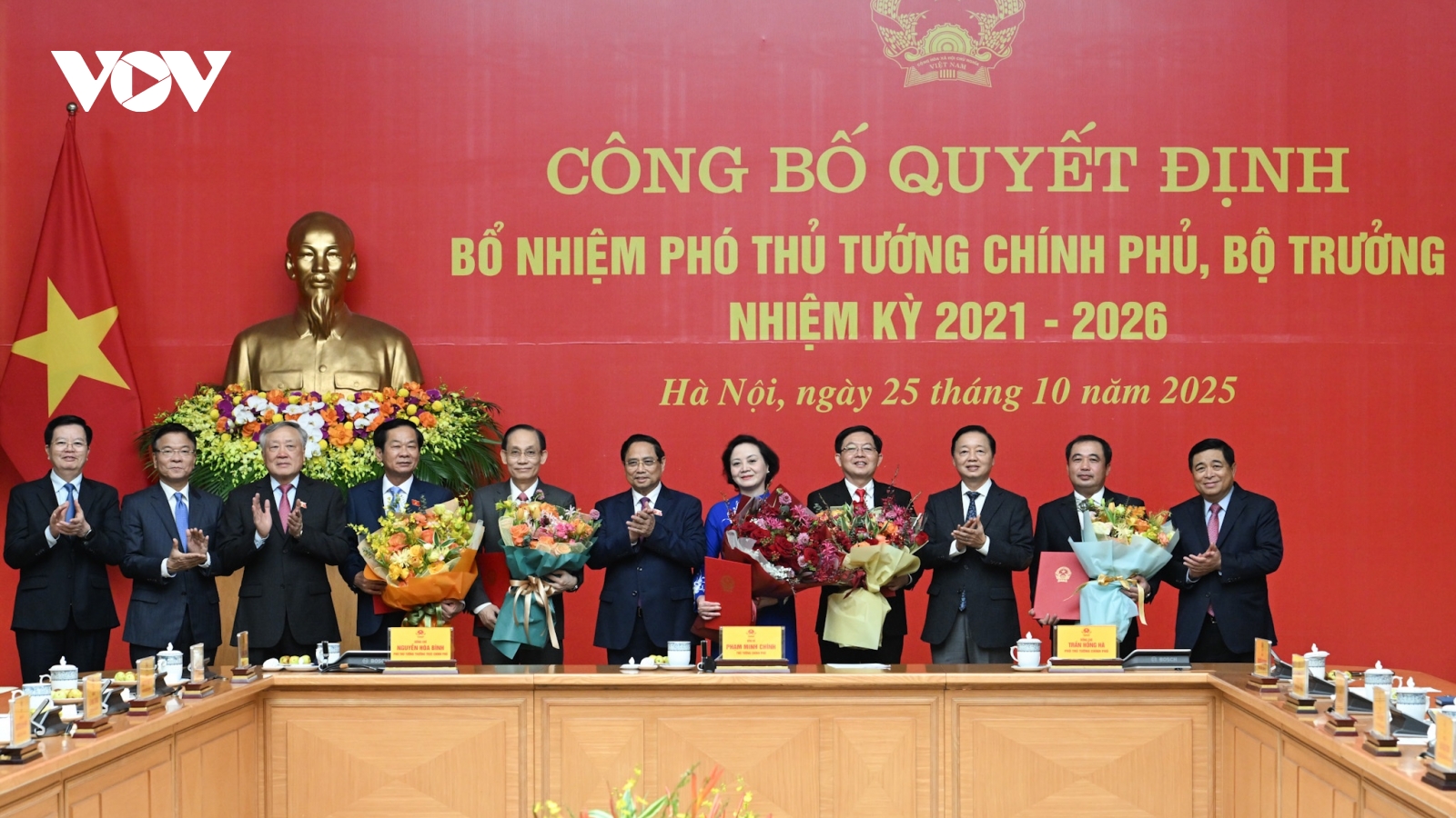 Thủ tướng trao quyết định bổ nhiệm 2 Phó Thủ tướng và 3 Bộ trưởng