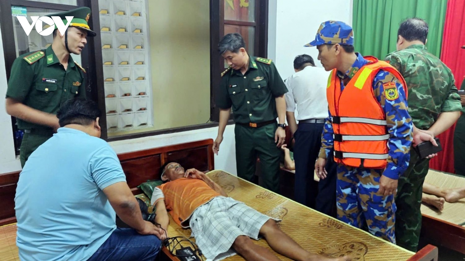 Tàu hàng va chạm tàu cá ở Huế, 4 ngư dân rơi xuống biển, 1 người mất tích