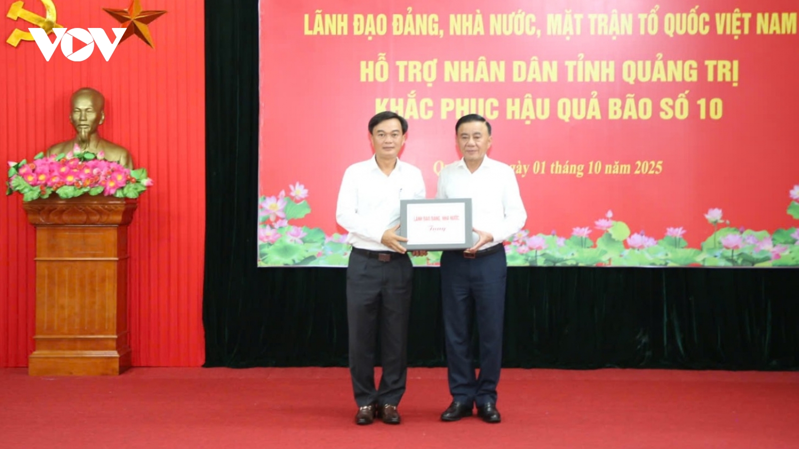 Ông Trần Cẩm Tú kiểm tra khắc phục hậu quả bão số 10 tại tỉnh Quảng Trị