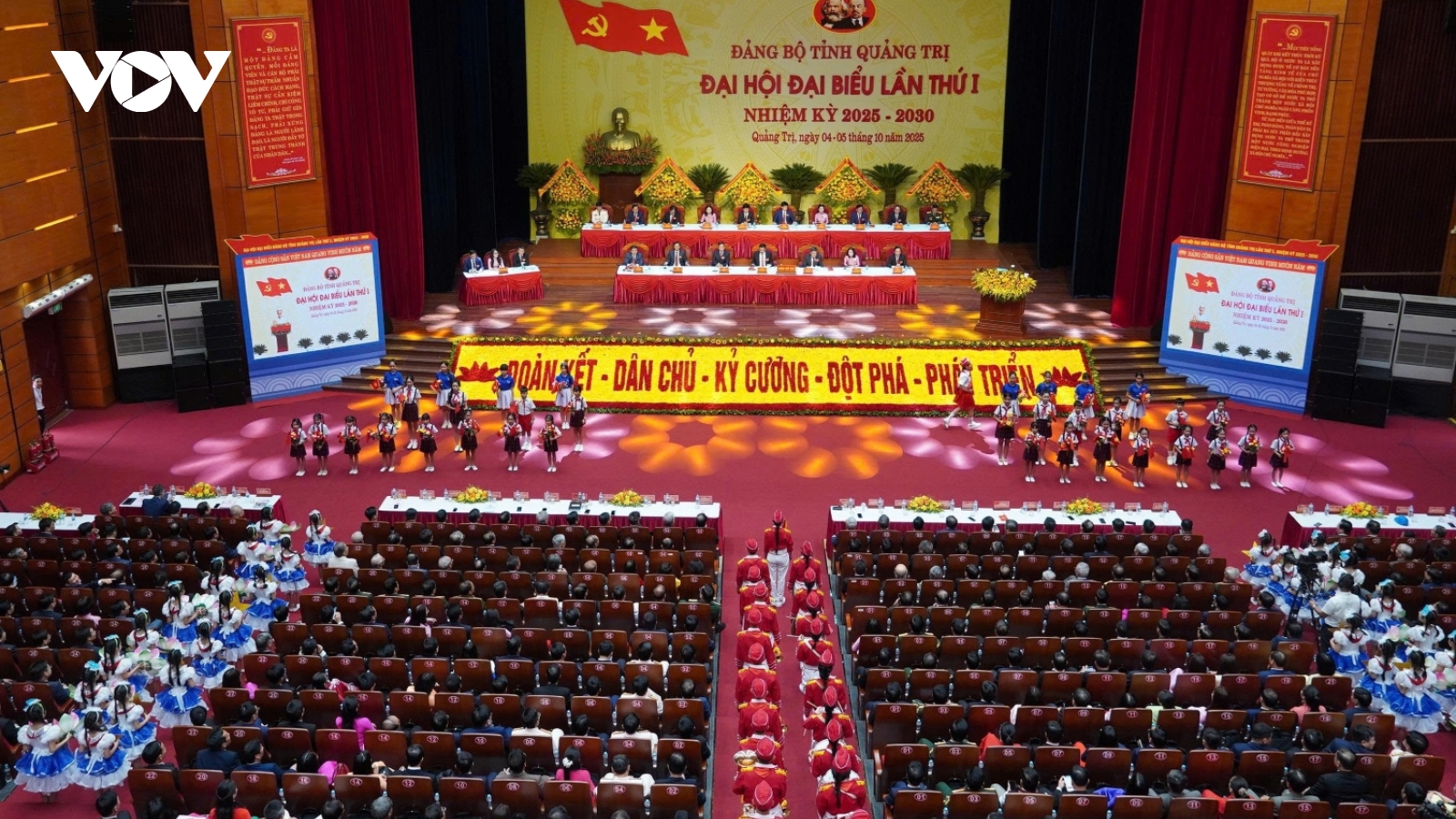 Ông Đỗ Văn Chiến dự và chỉ đạo Đại hội Đảng bộ tỉnh Quảng Trị lần thứ I