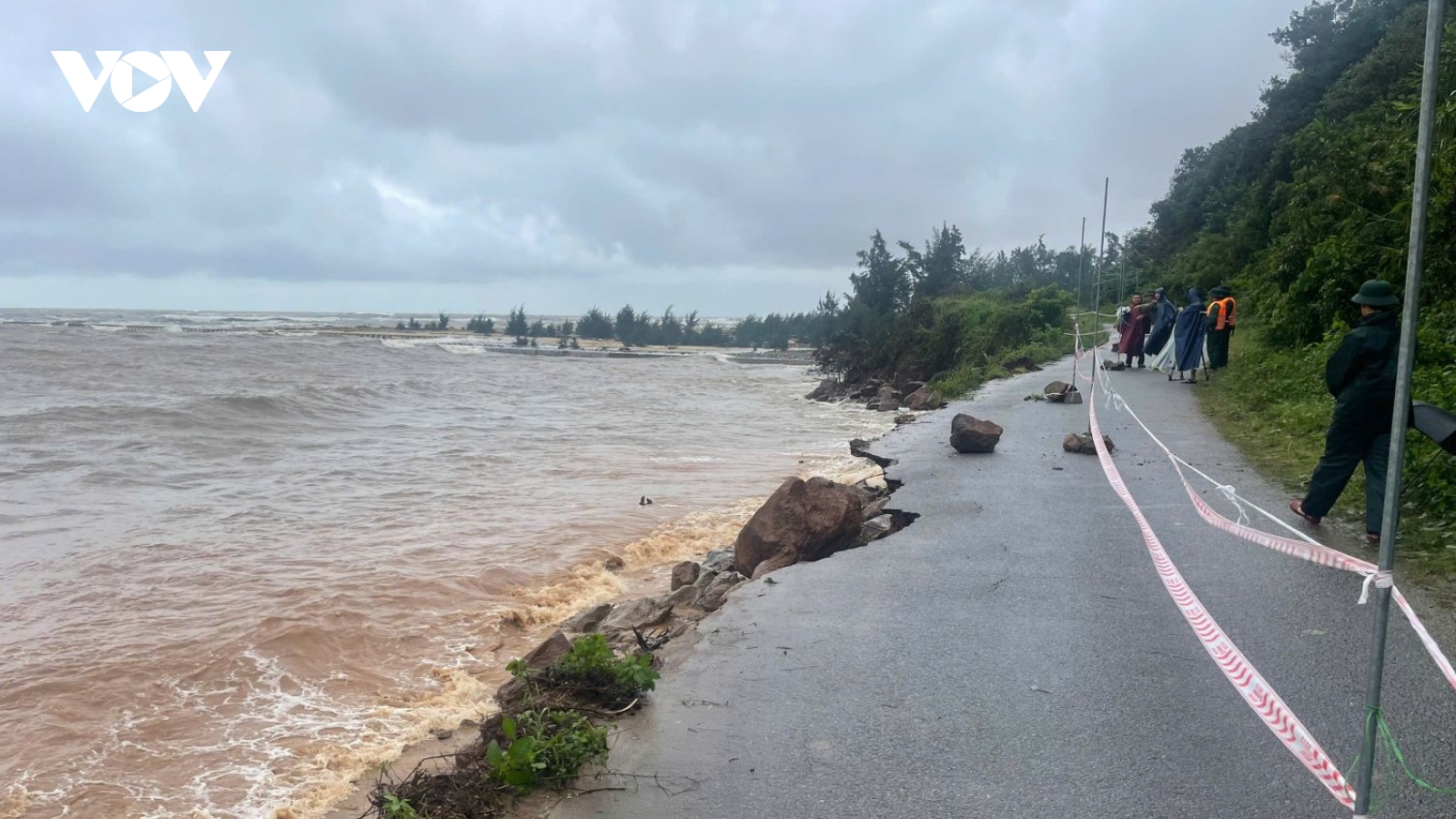 Mưa lớn gây sạt lở, chia cắt giao thông và nguy cơ ngập lụt tại Huế, Đà Nẵng