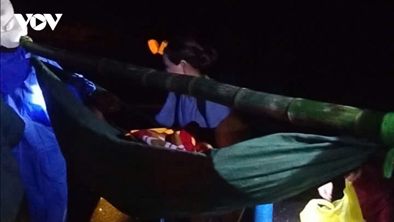 Vượt 15 km sạt lở trong đêm, dân quân Trà Tân cứu 3 người bị thương về nơi an toàn