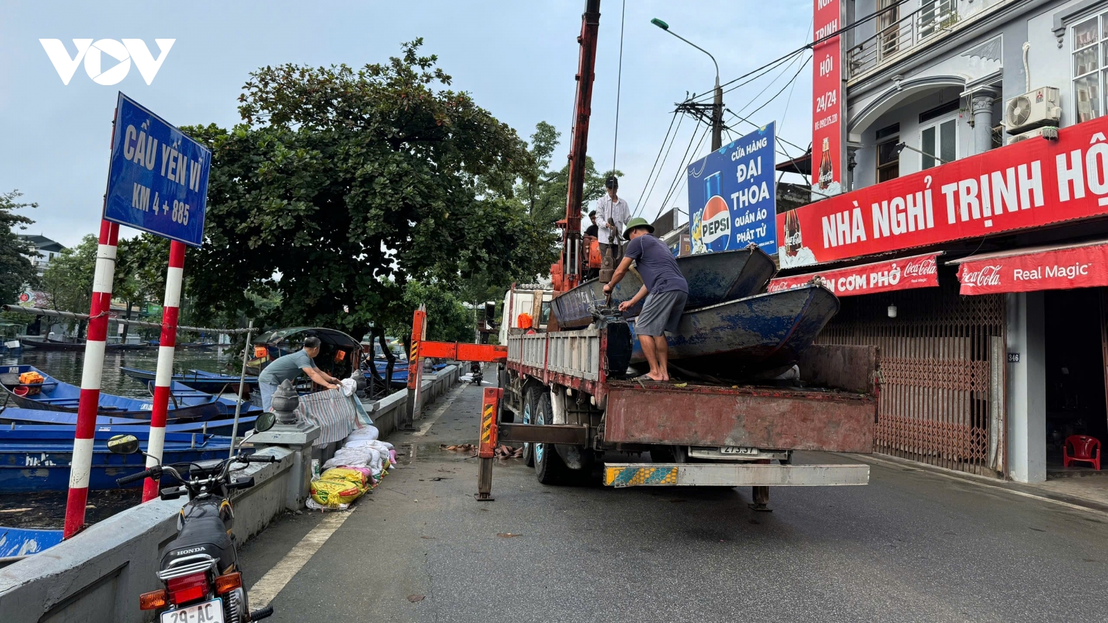 Xã Hương Sơn (Hà Nội) khẩn cấp điều xuồng máy cứu hộ lũ ở Thái Nguyên