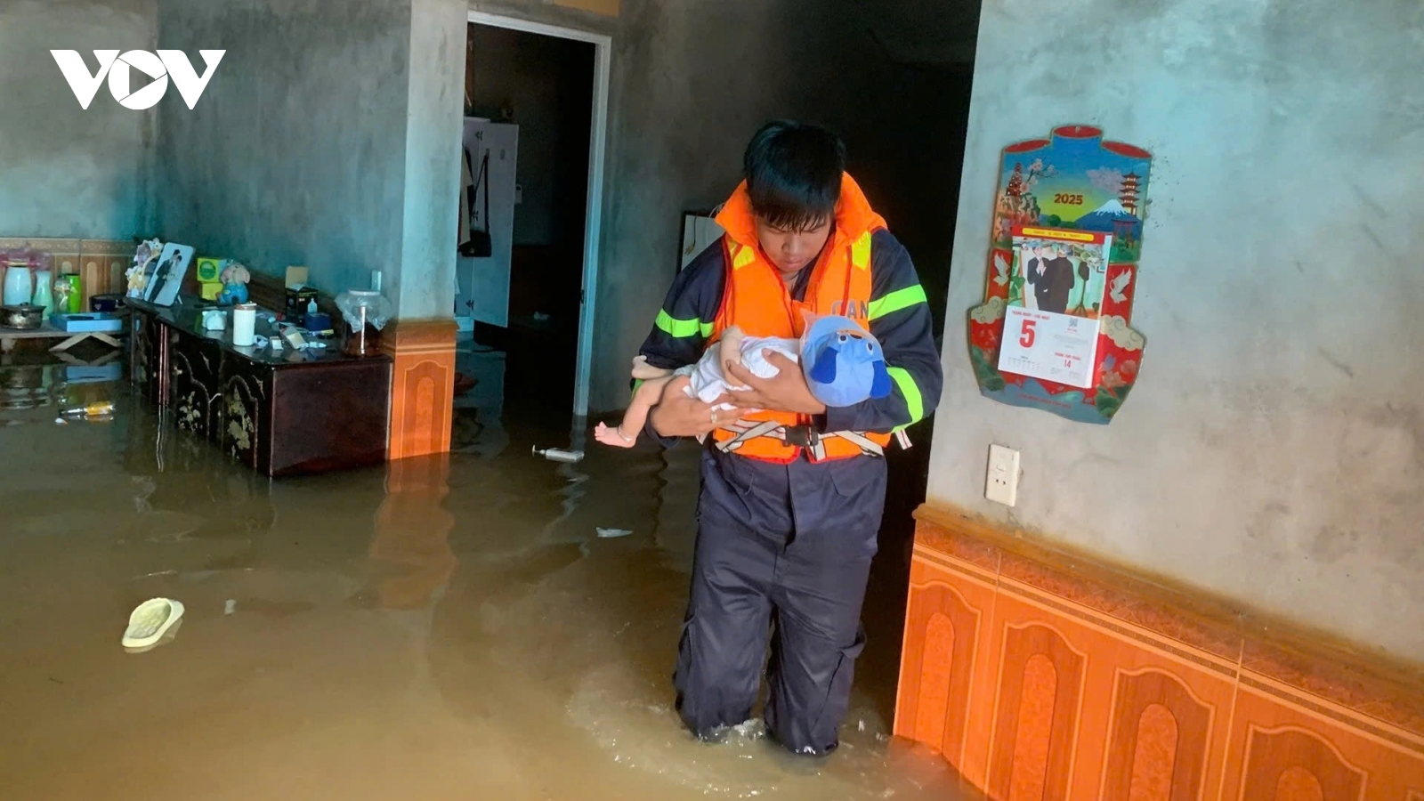Công an Hà Nội huy động tối đa cứu trợ người dân vùng ngập lụt