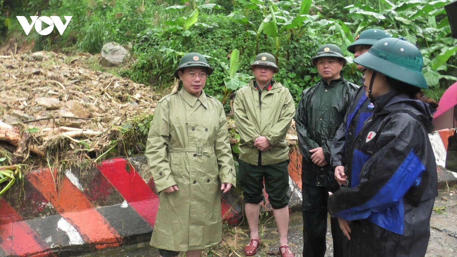 Lực lượng quân sự tỉnh Quảng Ngãi vượt lũ tiếp tế người dân bị cô lập