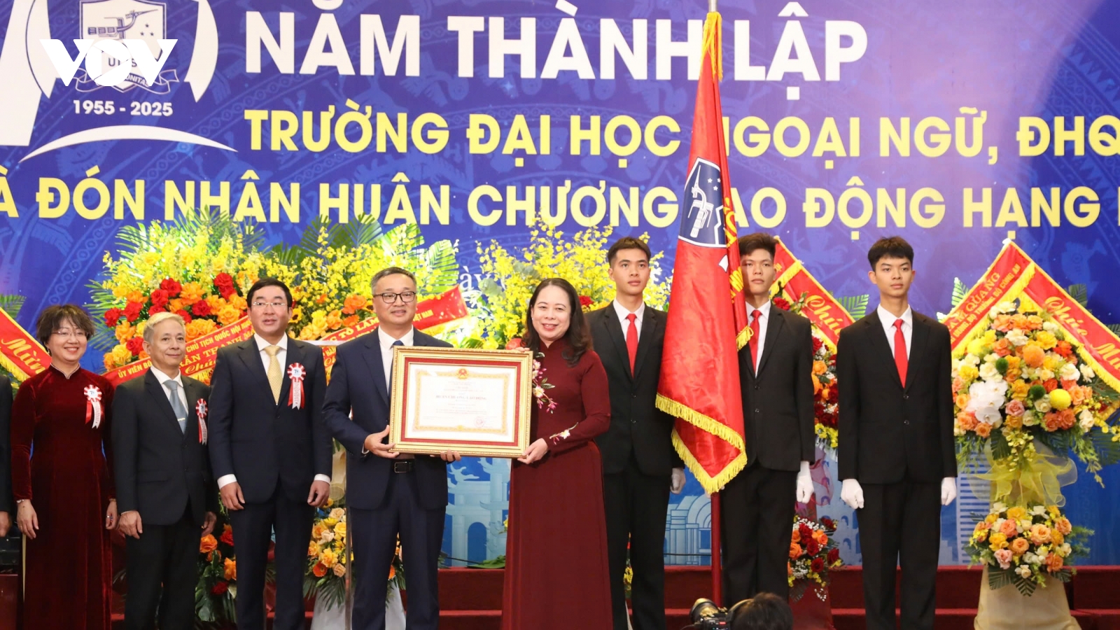Phó Chủ tịch nước trao Huân chương Lao động hạng Nhất cho Đại học Ngoại ngữ