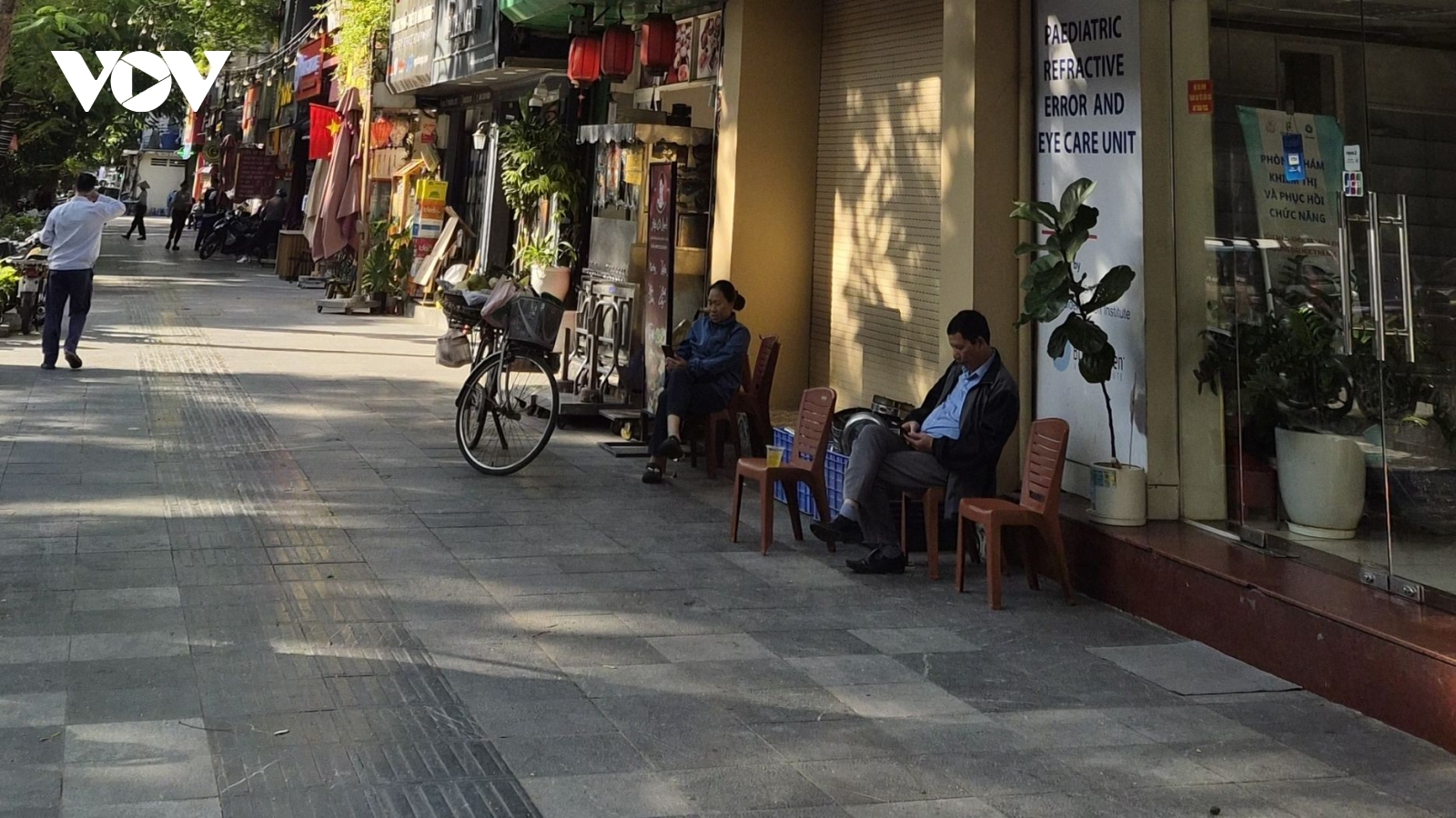 Vỉa hè không phải nơi chốn ăn chơi, cần trả lại cho người đi bộ