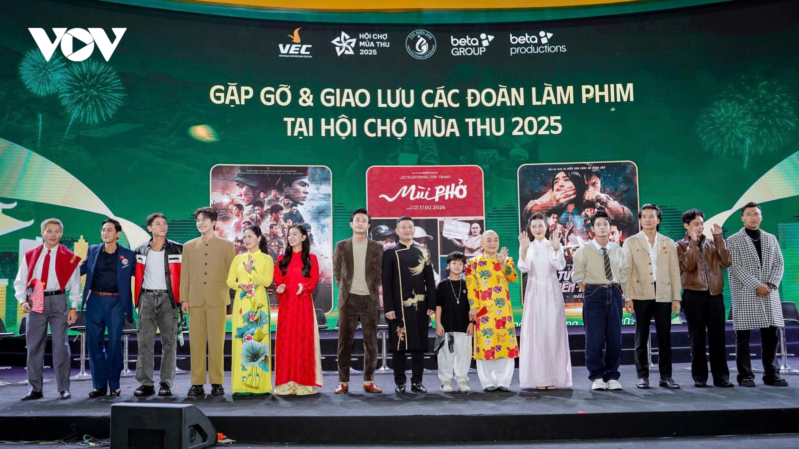 Dàn sao “Mưa đỏ”, “Tử chiến trên không”, “Mùi phở” khuấy động Hội chợ Mùa Thu