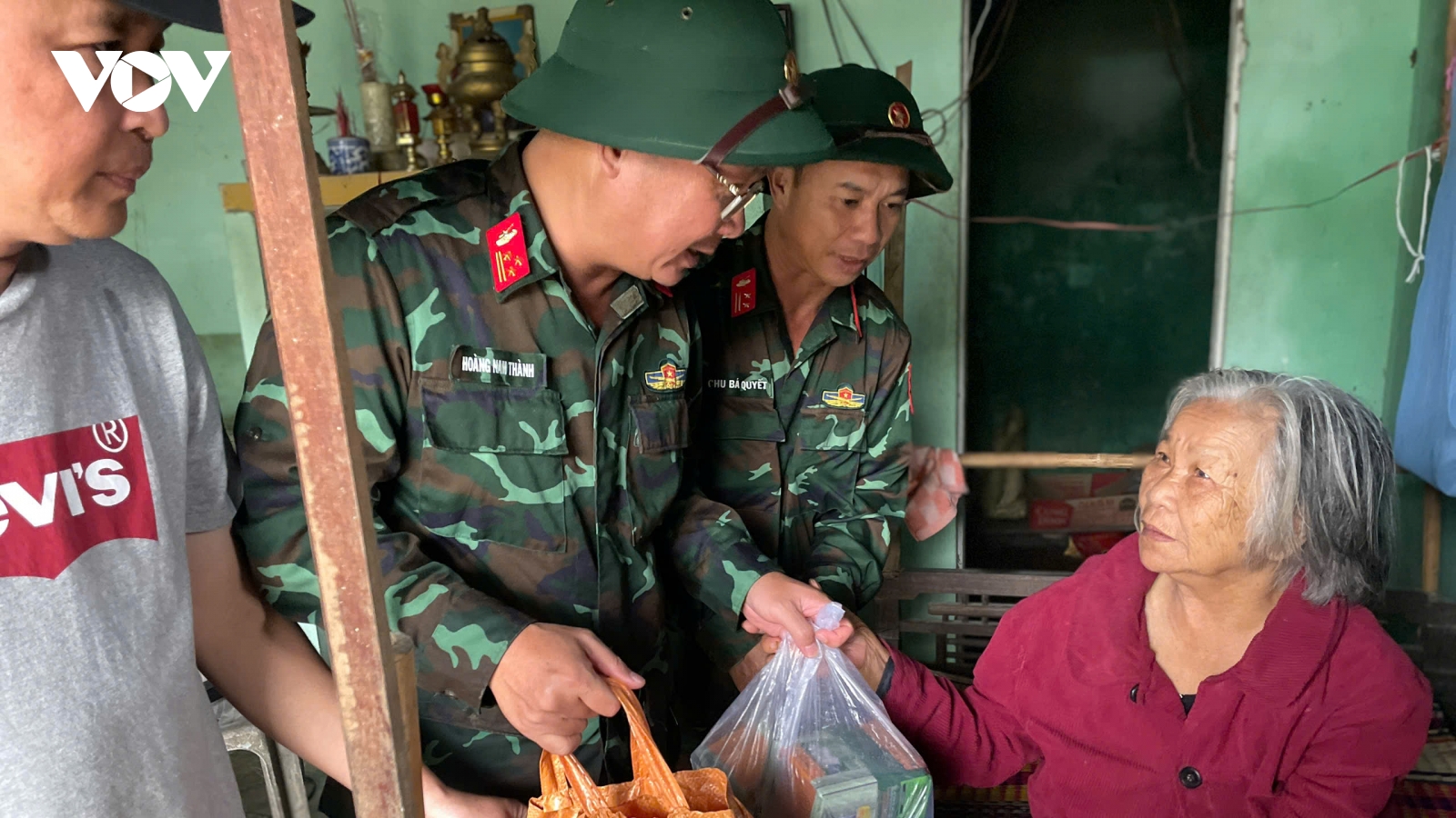 Bộ đội Lữ đoàn 574-QK5 đưa thực phẩm hỗ trợ người dân thượng nguồn sông Thu Bồn