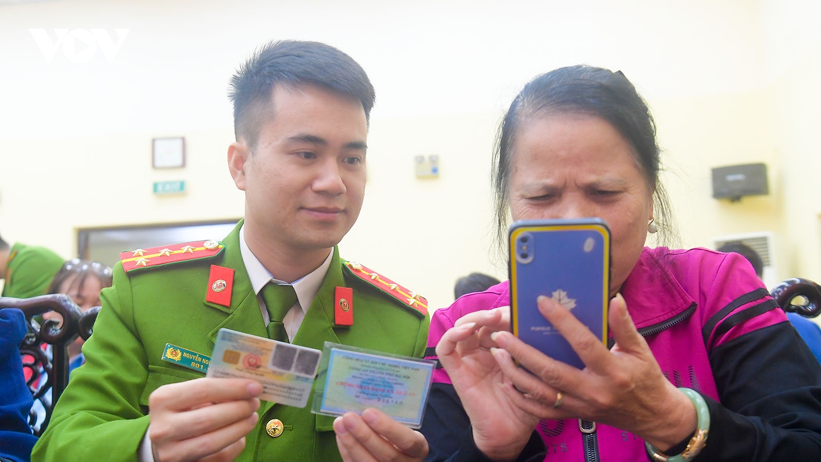 Công an Hà Nội “đi từng ngõ, gõ từng nhà” hướng dẫn người dân cập nhật dữ liệu xe