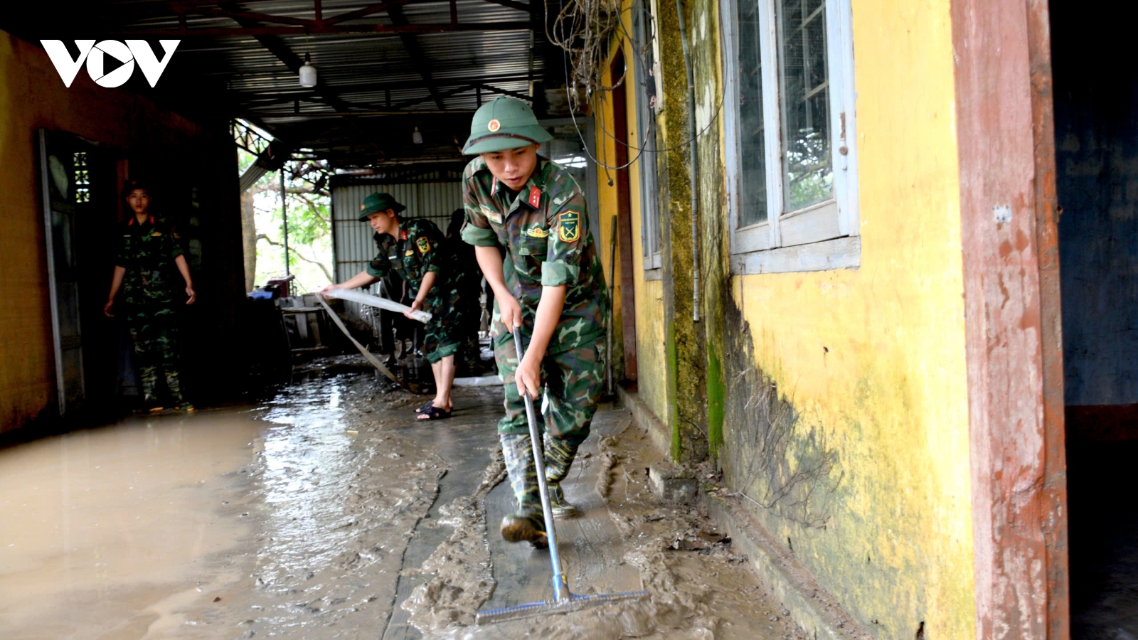 Người lính gác lại việc riêng giúp dân vùng rốn lũ gượng dậy