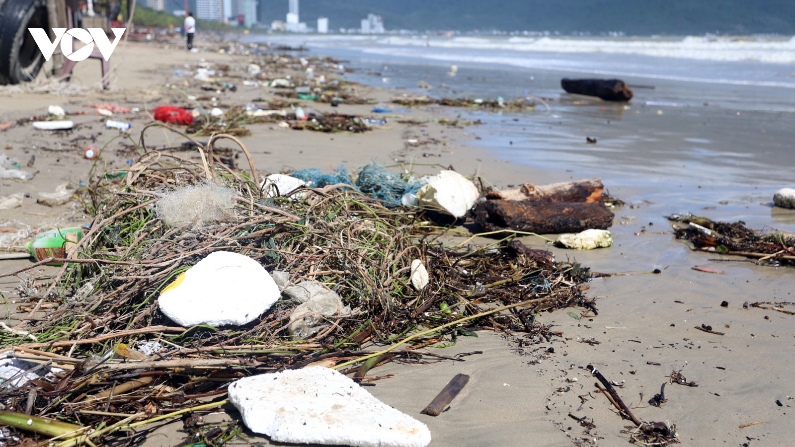 Sóng mạnh phá hỏng hàng quán, dừa bật gốc, cát phủ kín đường ven biển Đà Nẵng