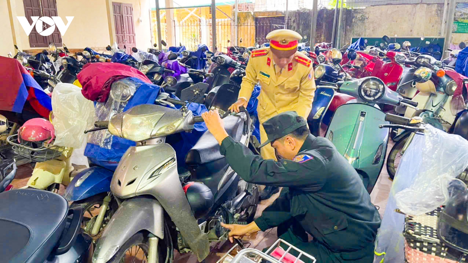 CSGT kiểm tra 2.200 bãi giữ xe trường học, phát hiện gần 20.000 học sinh vi phạm