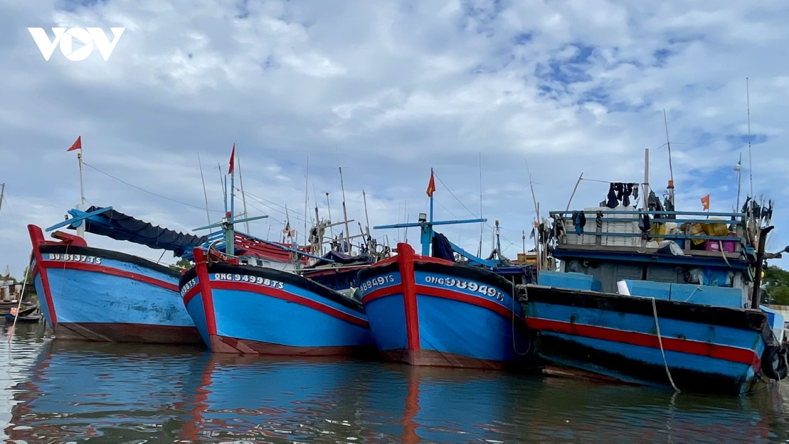 549 tàu cá của phường ven biển TPHCM tìm nơi trú ẩn tránh bão Kalmaegi