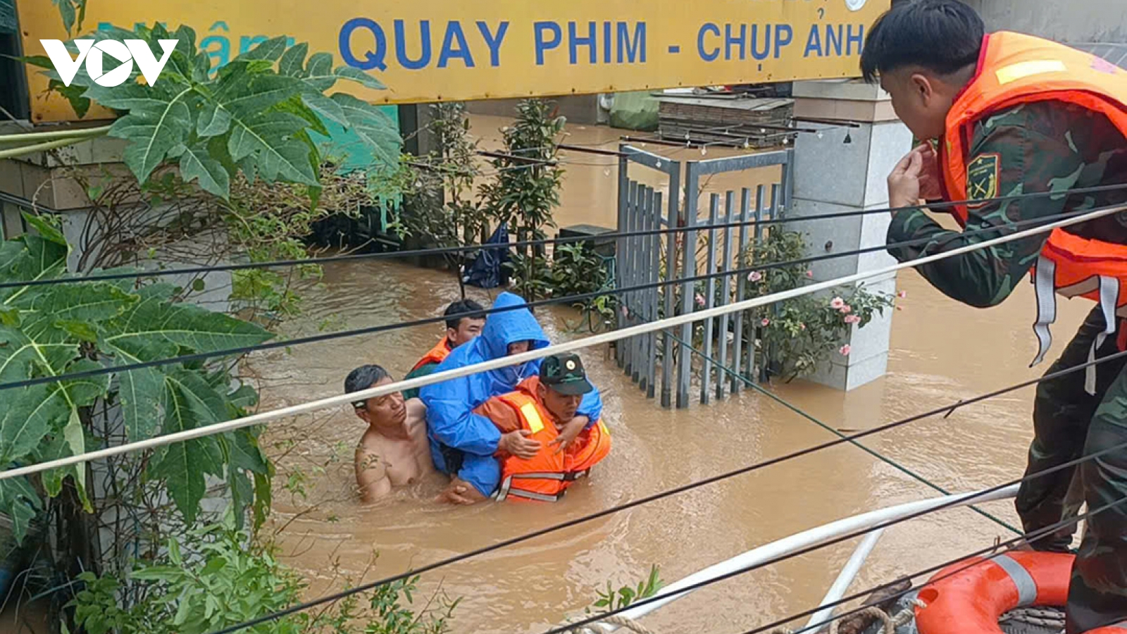 Xả lũ, núi lở và tiếng cầu cứu trong đêm