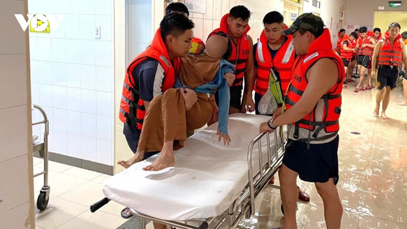 Cơ sở y tế trực cấp cứu 24/24, sẵn sàng điều trị cho nạn nhân nơi bão lũ