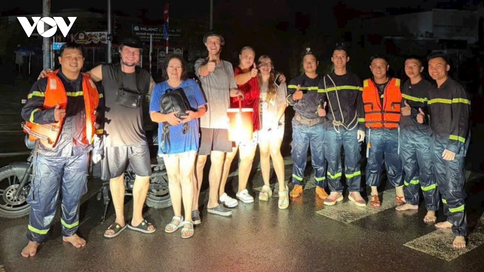 Giải cứu 3 du khách Nga khỏi vùng lũ Tây Nha Trang