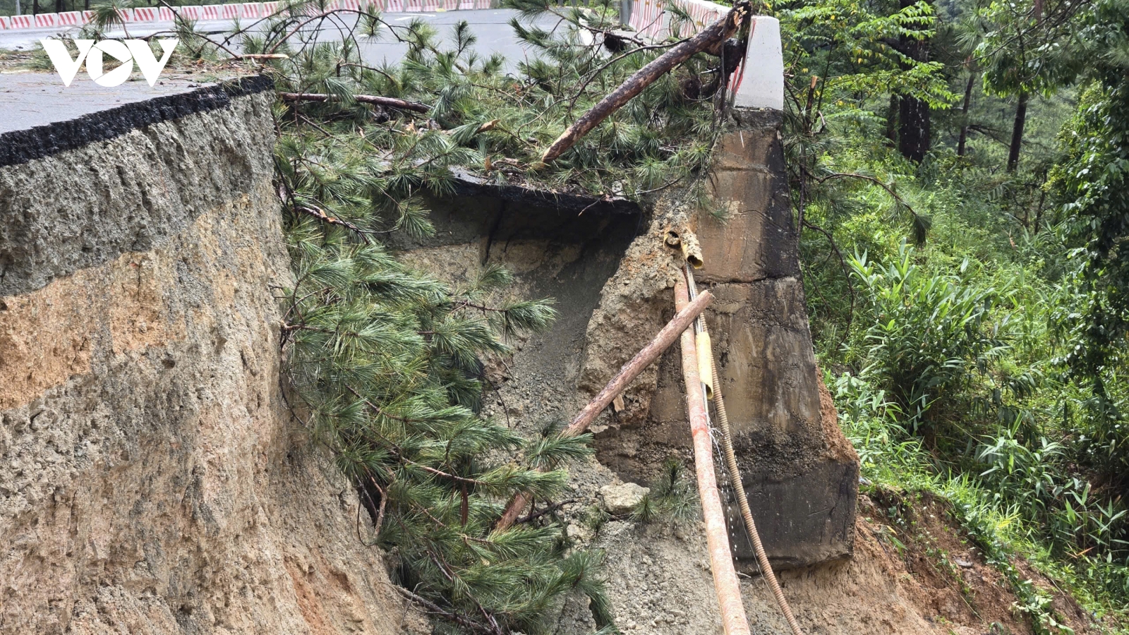 Đóng đèo Prenn Đà Lạt vì sạt lở nghiêm trọng