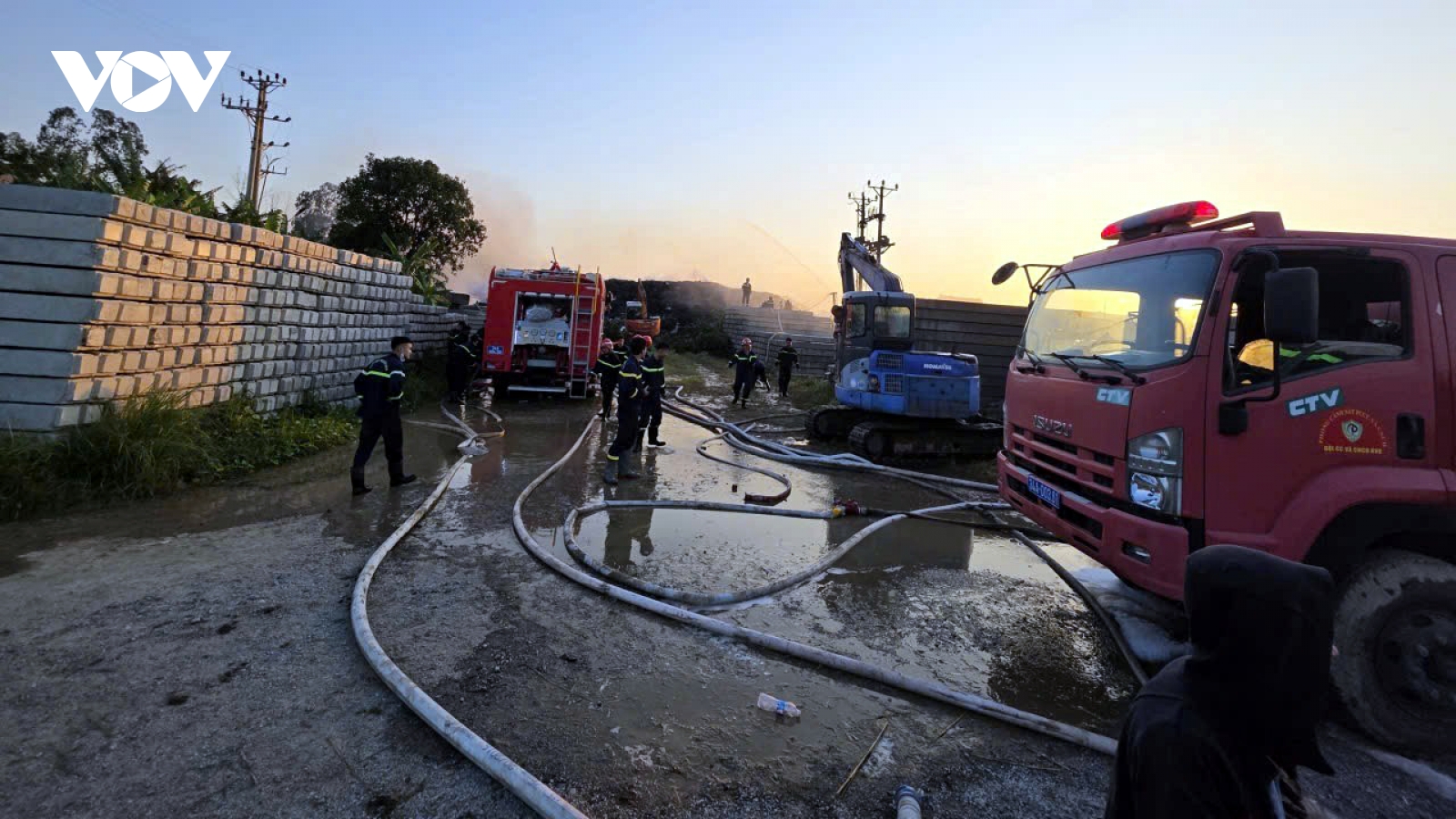 4 xe cứu hoả, hơn 30 chiến sĩ căng mình khống chế đám cháy ở Hải Phòng