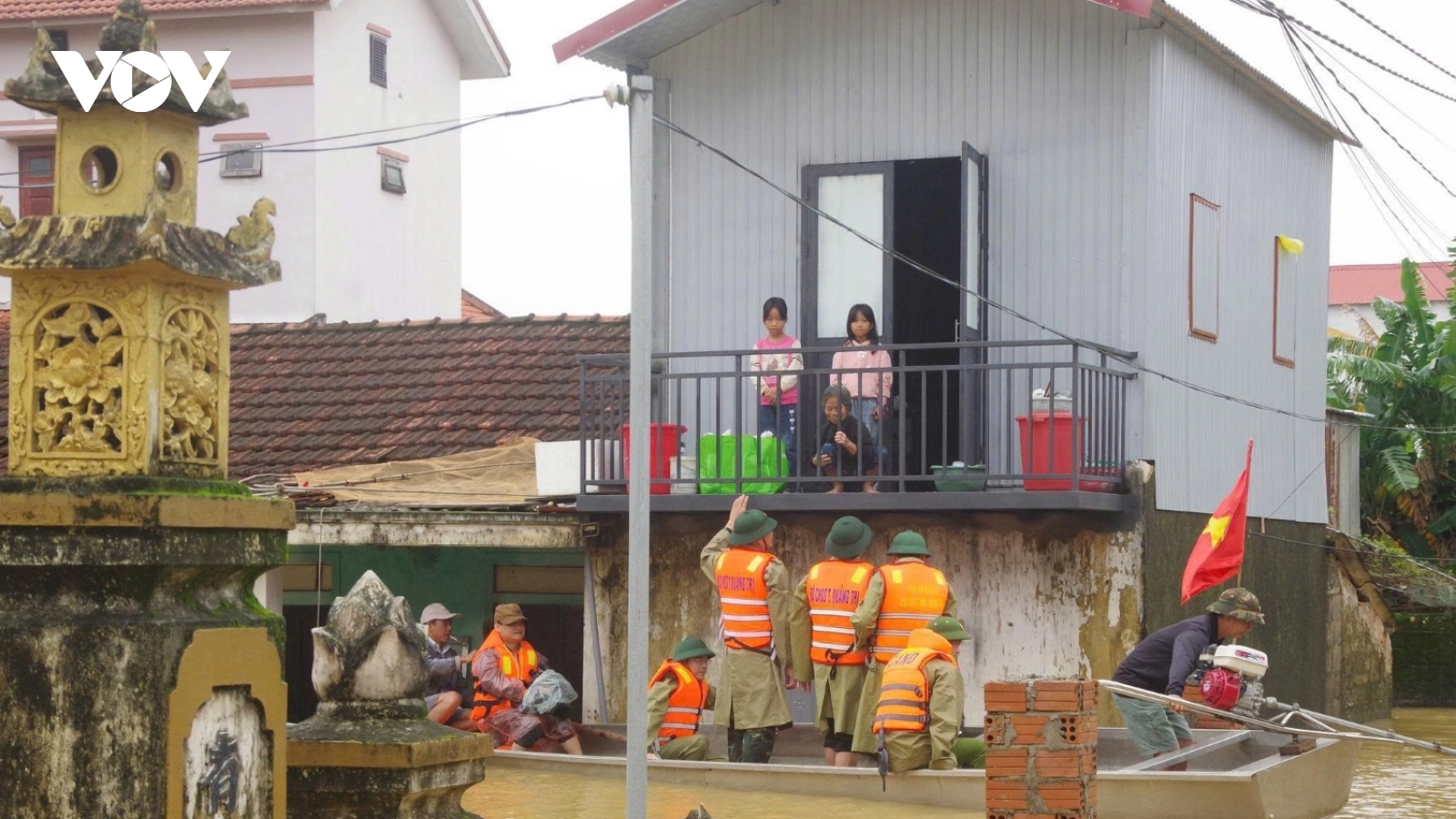 Quảng Trị đảm bảo lương thực cho người dân vùng bị cô lập do mưa lũ dài ngày