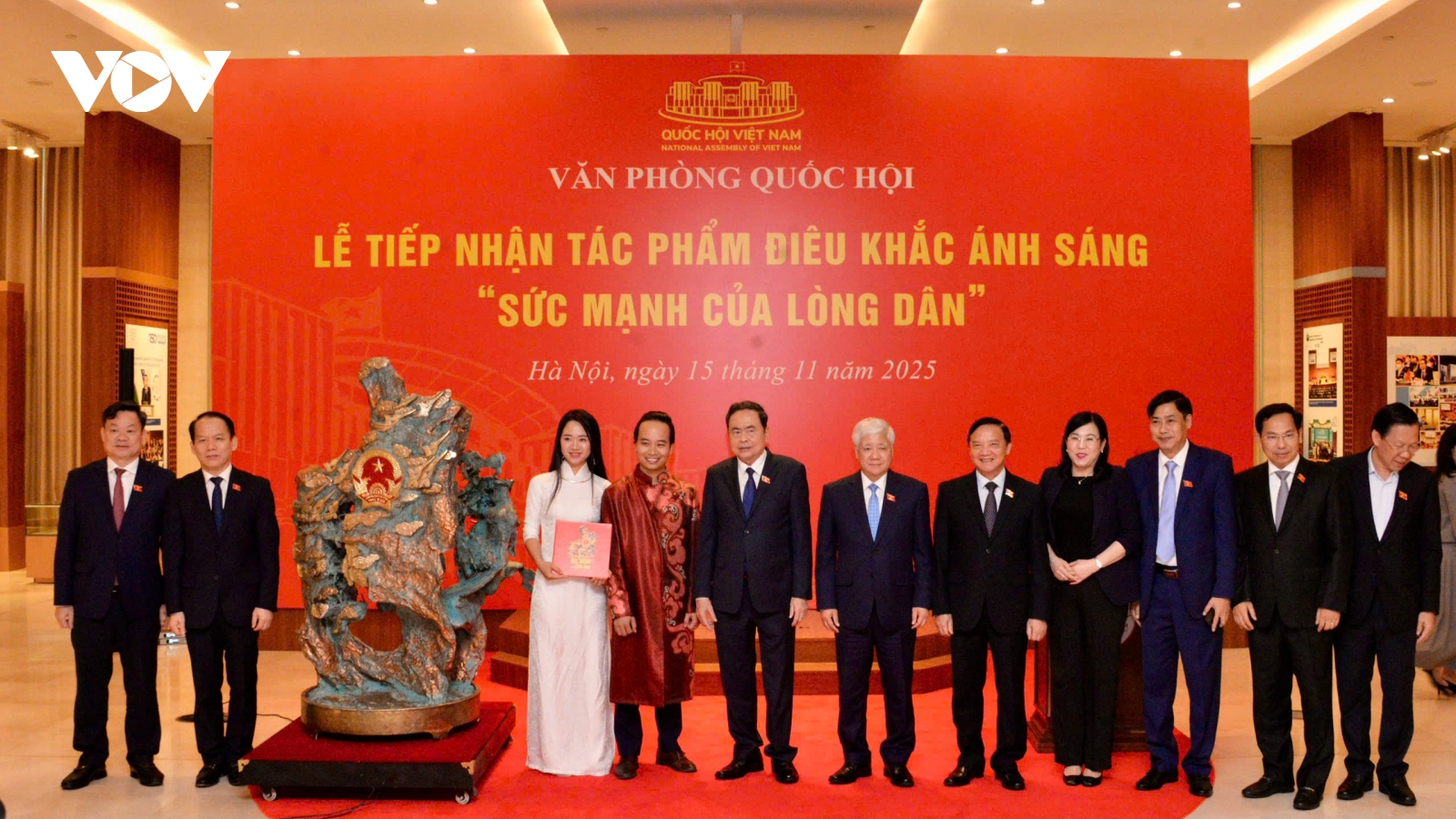 Chủ tịch Quốc hội dự lễ tiếp nhận tác phẩm “Sức mạnh của lòng dân"