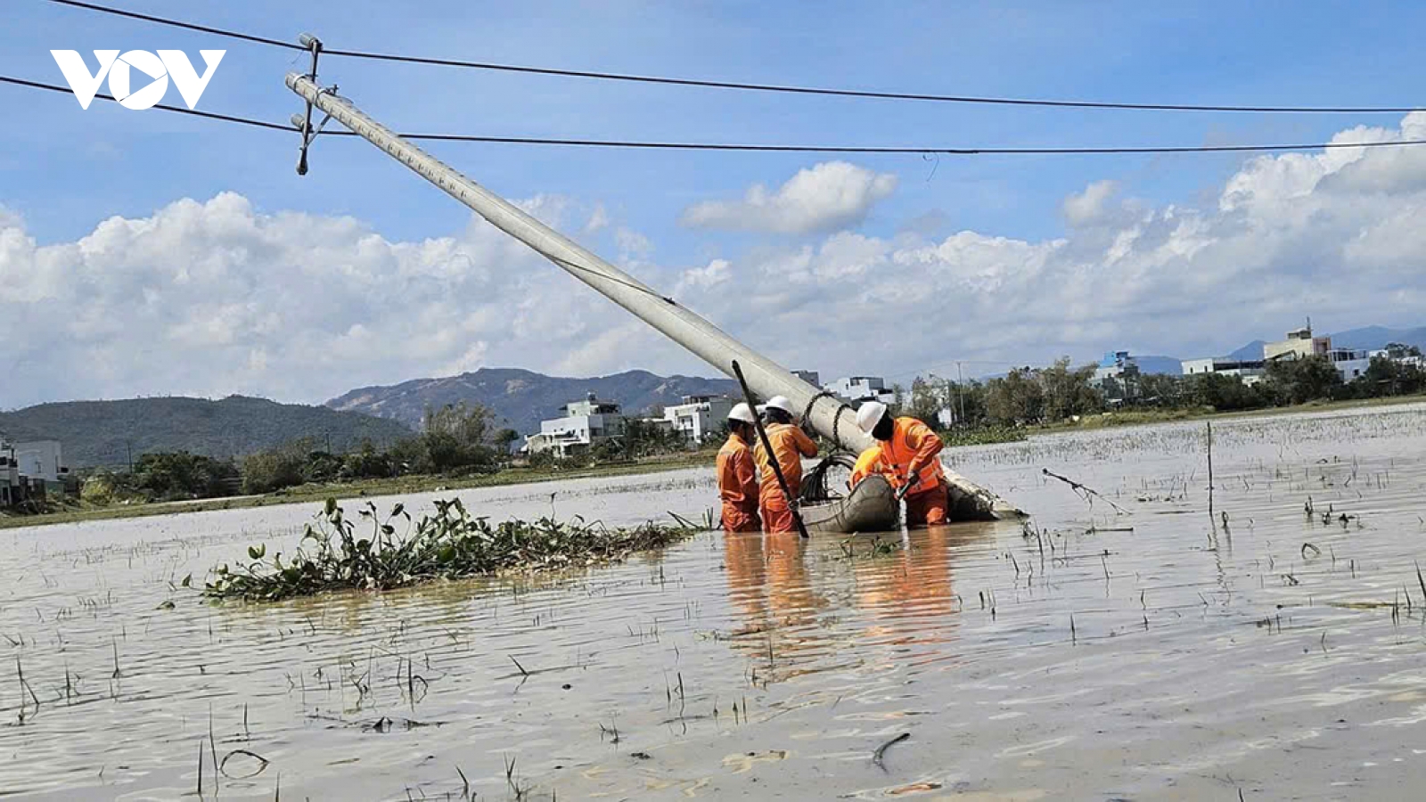 Khắc phục hậu quả bão số 13 ở miền Trung: Thêm 90.000 khách hàng có điện trở lại