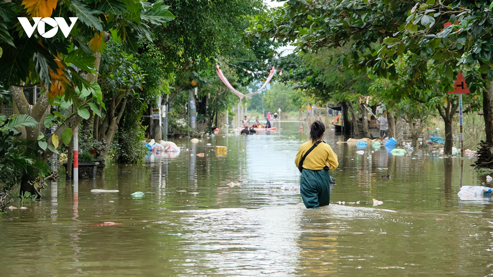 Ngân hàng Nông nghiệp và Phát triển nông thôn hỗ trợ bà con vùng lũ lụt 7 tỷ đồng