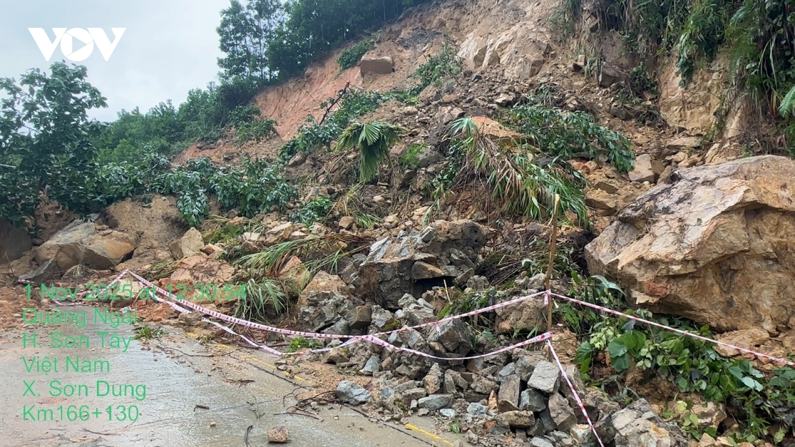 Xuất hiện thêm điểm sạt lở mới, cấm xe lên cao tốc La Sơn - Hòa Liên