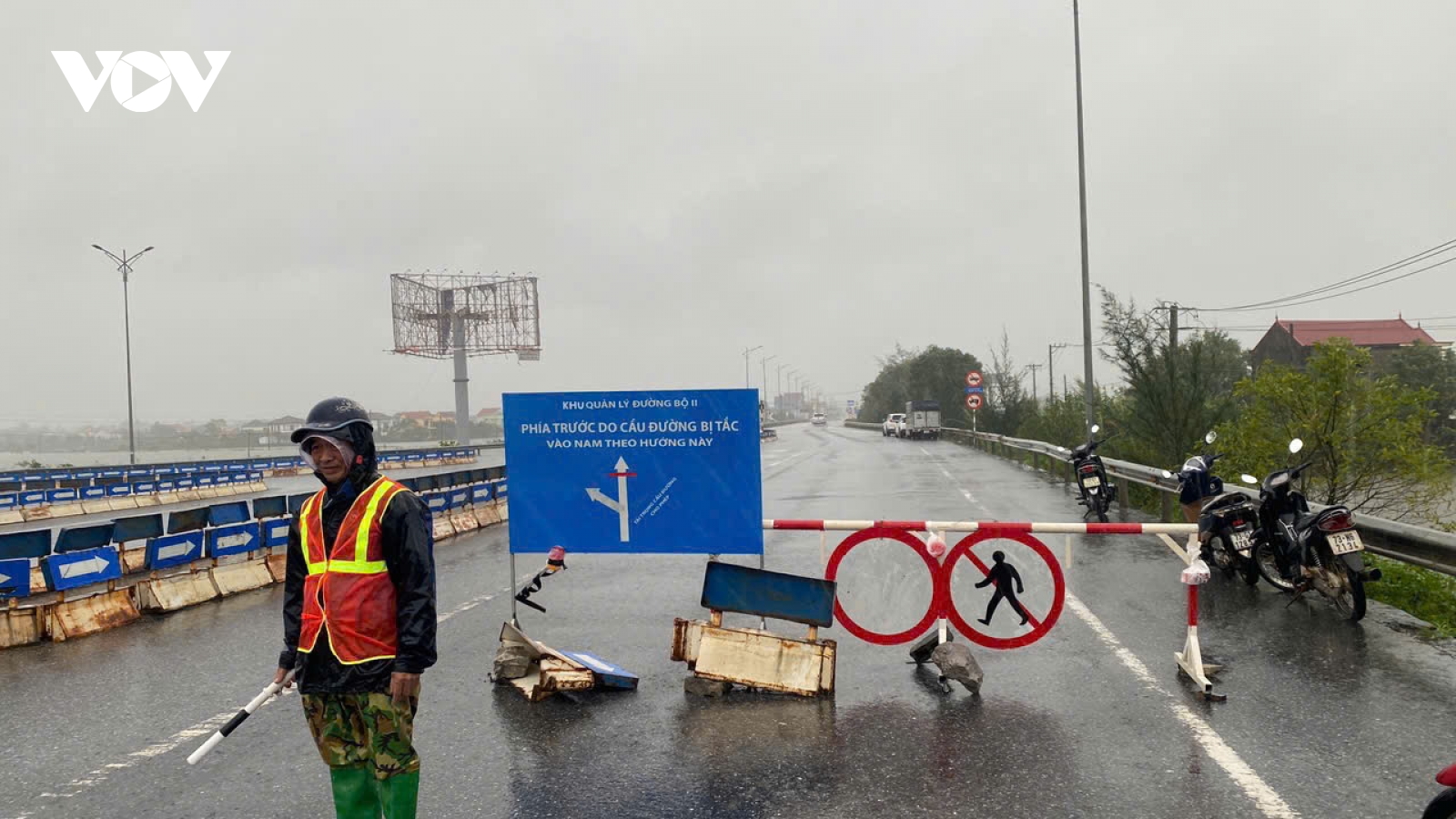 Quốc lộ 1A qua Quảng Trị bị ngập, đường HCM qua Huế tiếp tục sạt lở, tắc đường