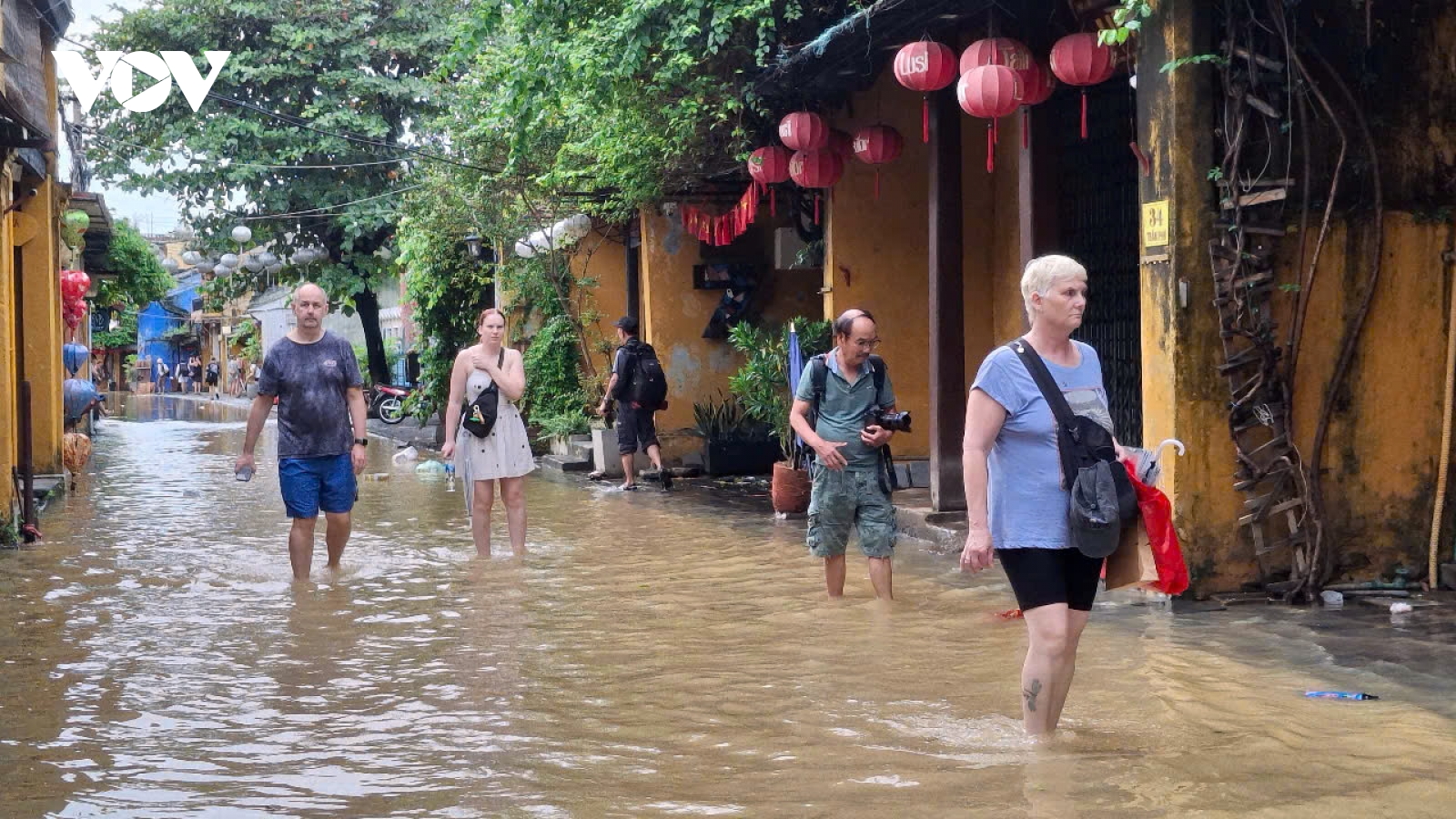 Du khách trải nghiệm an toàn phố cổ Hội An mùa lũ