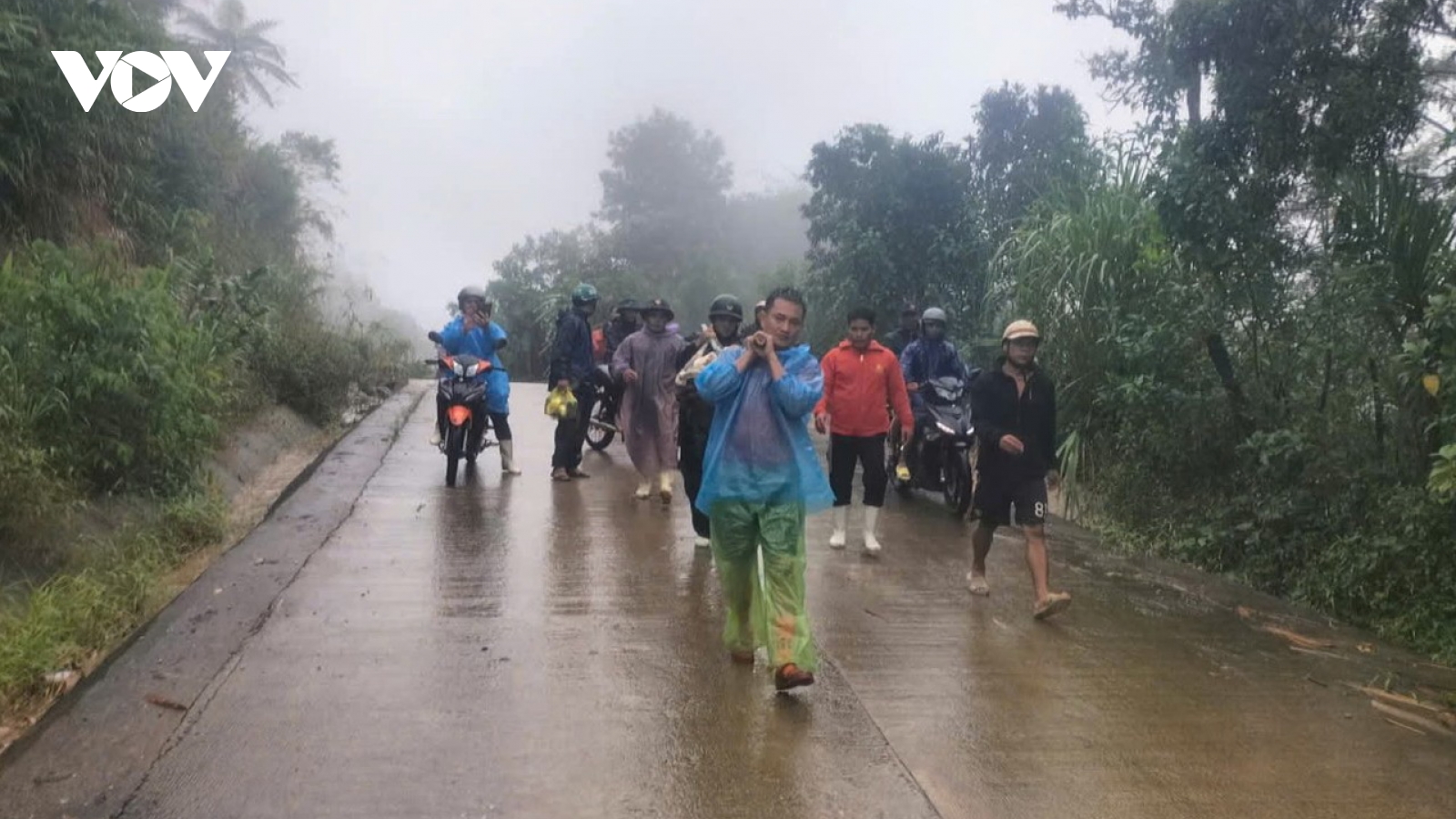 Sạt lở đất vùi lấp 6 nhà dân, 1 người bị thương được cứu sống ở Đà Nẵng