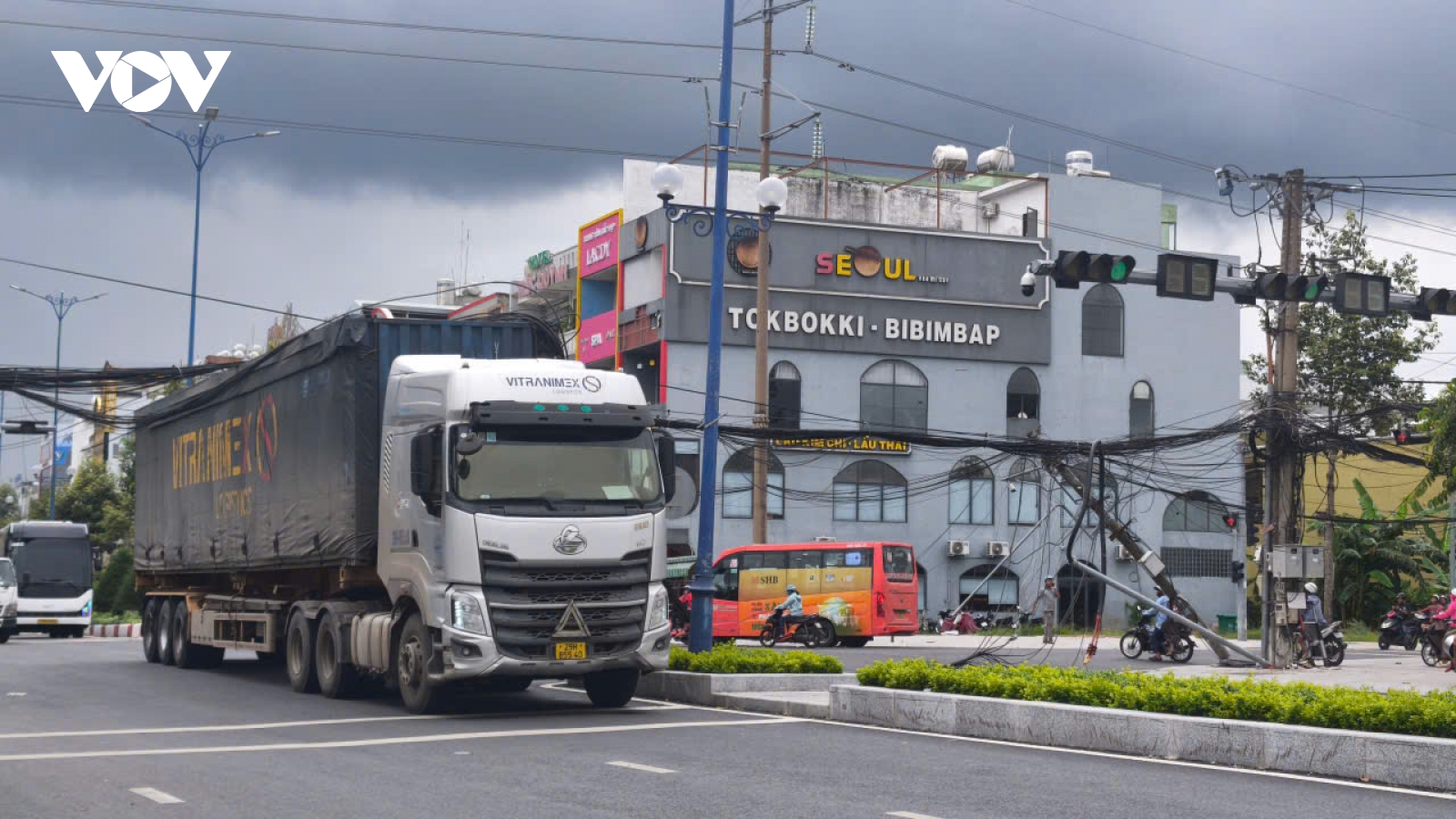 Khẩn trương khắc phục sự cố xe container kéo đứt dây cáp viễn thông ở Đồng Tháp