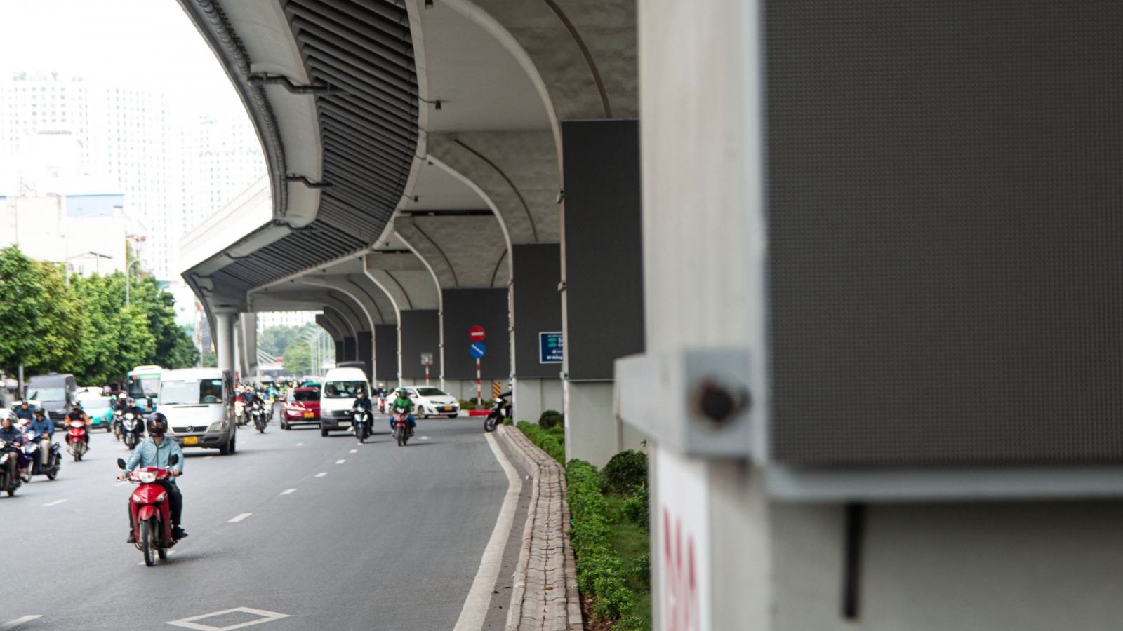 Gầm cầu Hà Nội lắp hơn 200 màn hình LED: Người dân ủng hộ, chuyên gia băn khoăn