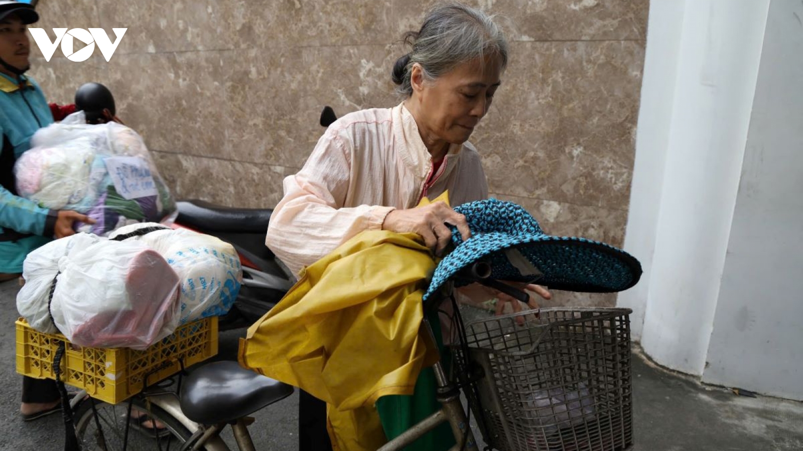 Người dân góp sức cùng chính quyền TP.HCM tổng lực hỗ trợ đồng bào vùng lũ