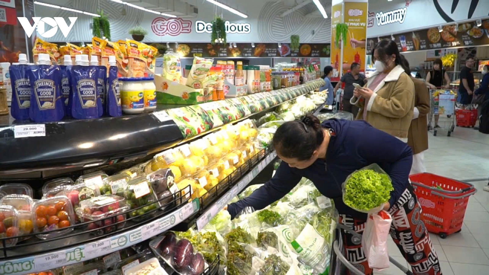 Người dân vùng biển Gia Lai tích trữ thực phẩm để ứng phó bão số 13