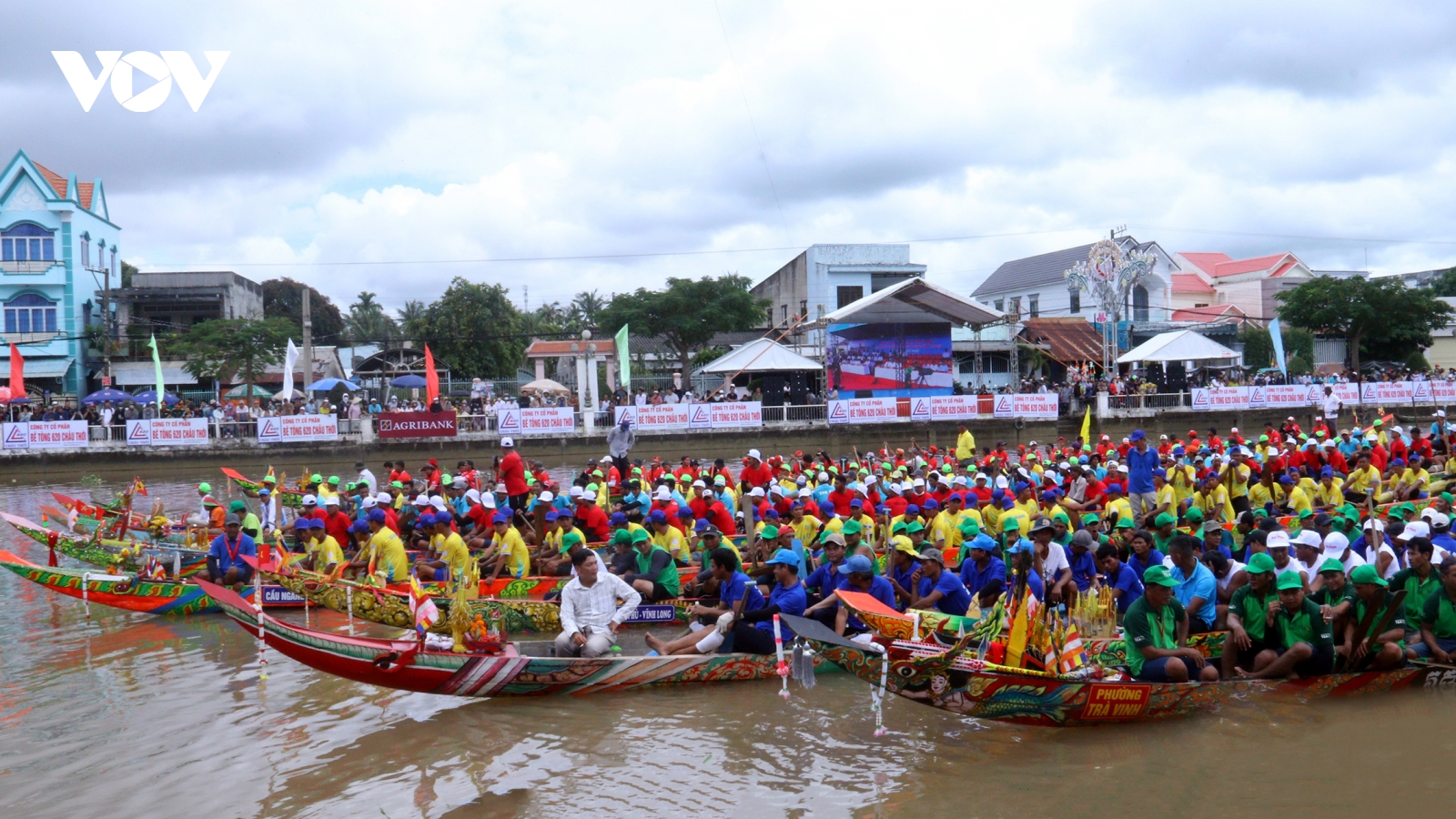 Không khí sôi nổi tại Giải đua ghe Ngo mừng Lễ hội Ok Om Bok 2025