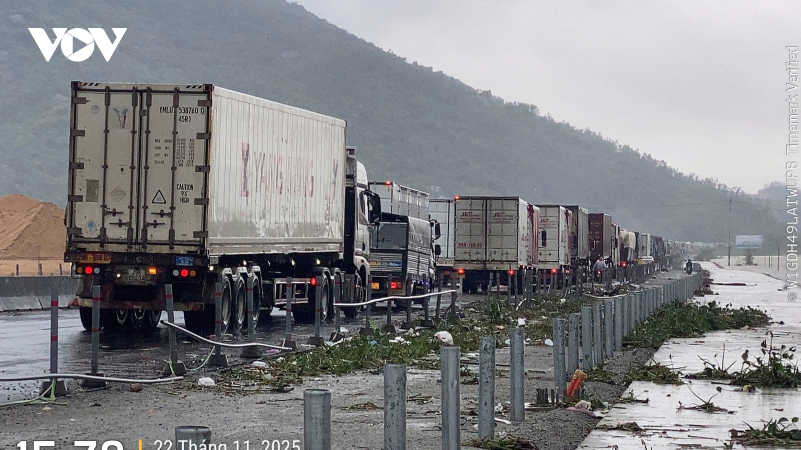 Hầm Đèo Cả thông xe trở lại, hàng nghìn xe nối dài nhiều km sau khi nước rút