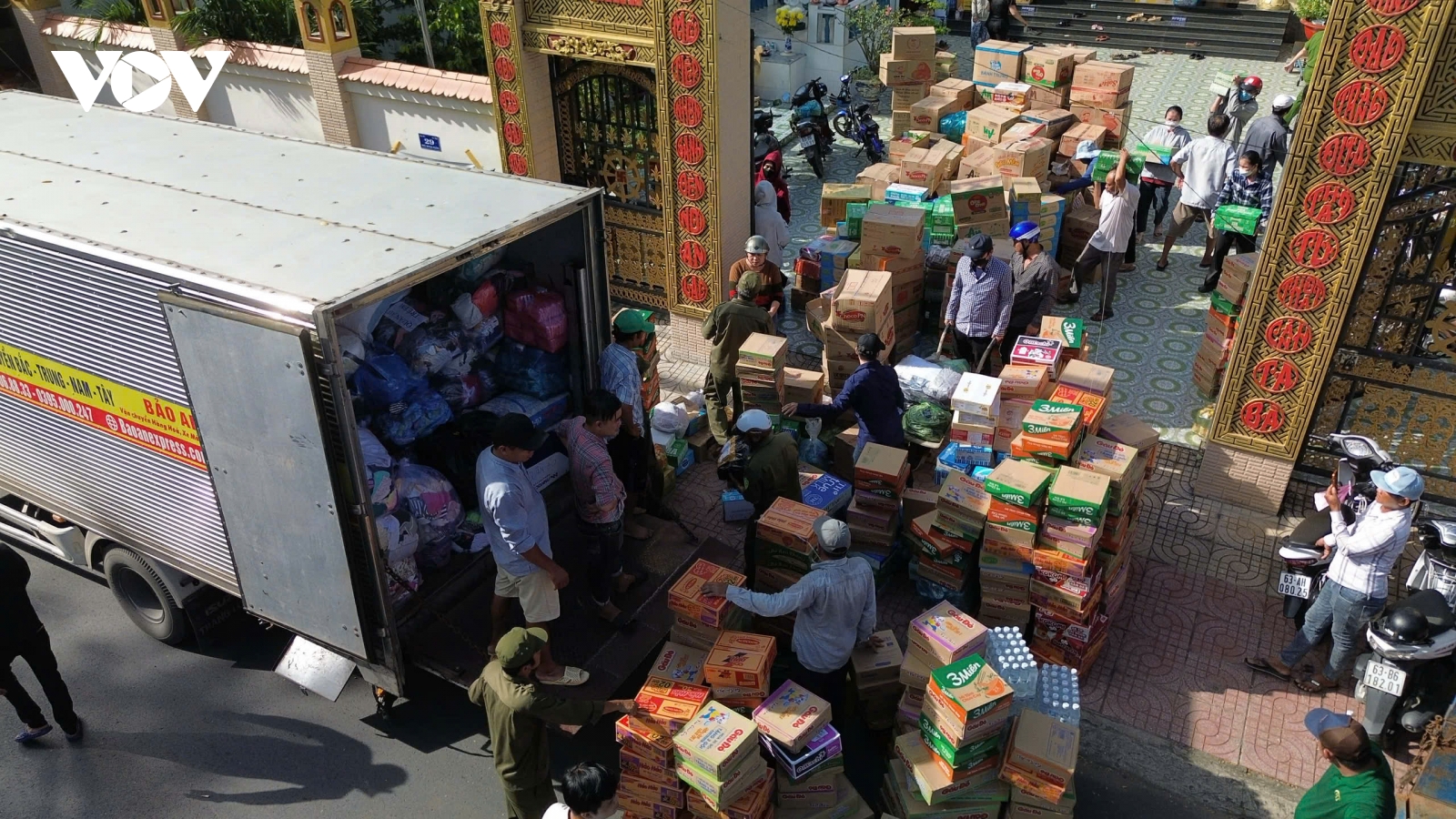 Nhiều địa phương đồng loạt ra quân cứu trợ miền Trung trong mưa lũ nghiêm trọng