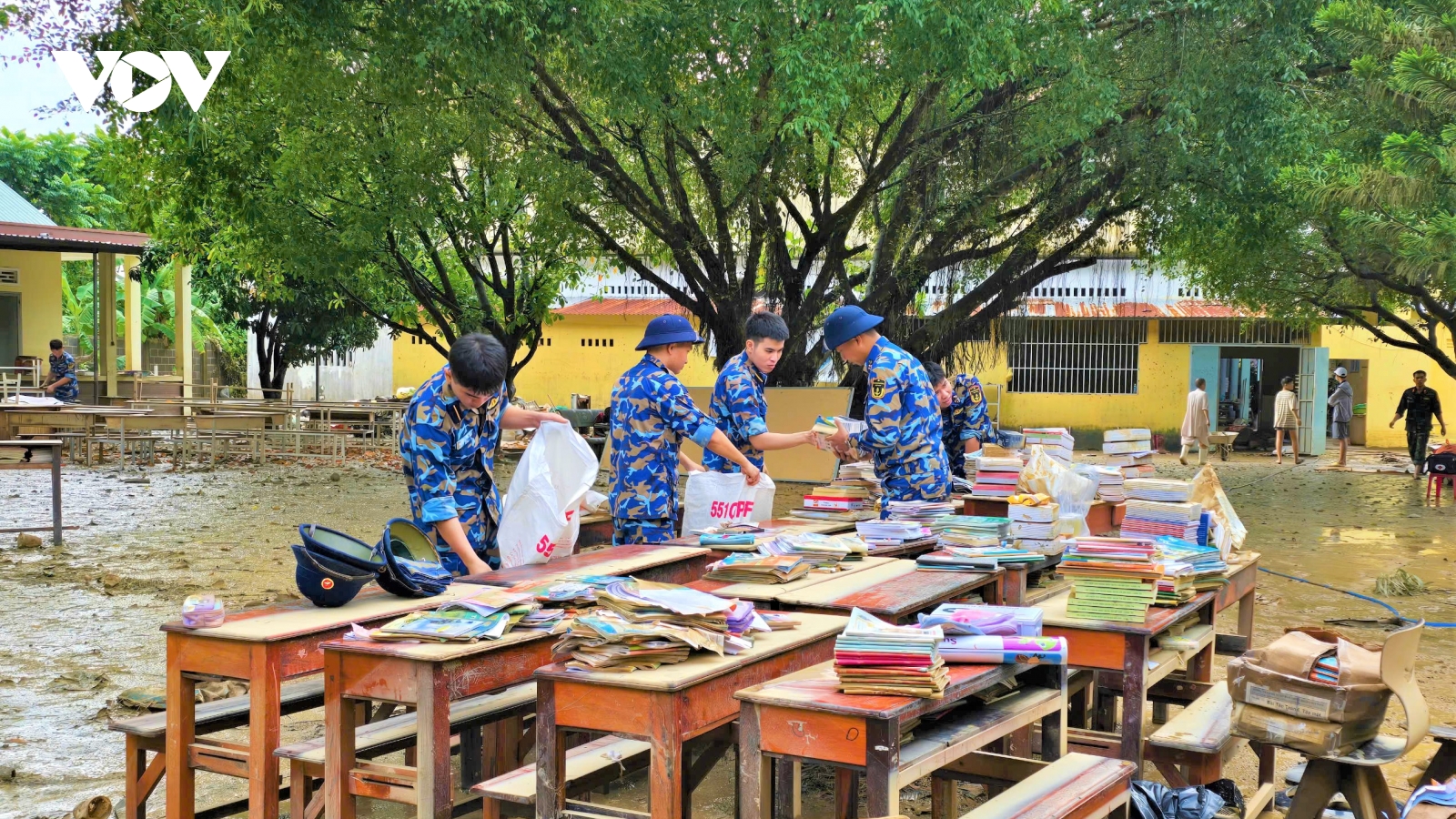 Học viên Hải quân “3 cùng” với dân sau lũ: “Giúp dân là mệnh lệnh từ trái tim"
