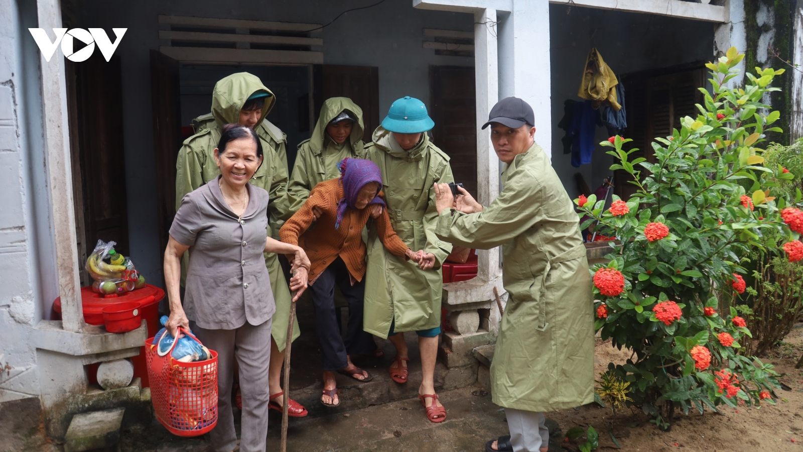 Giúp cụ bà gần 100 tuổi đi tránh bão