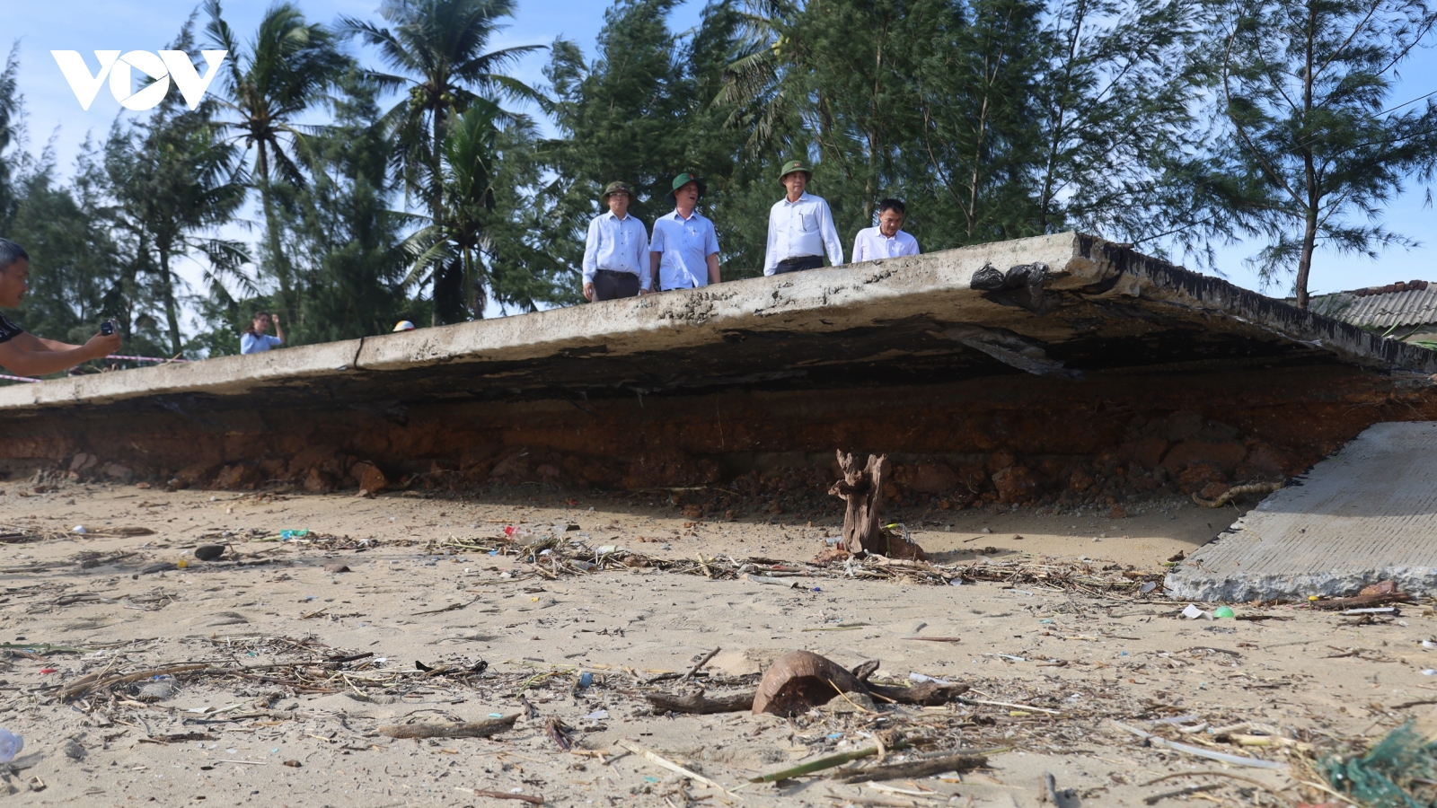 Quảng Ngãi: Sóng lớn xâm thực bờ biển, đường bê tông bể từng mảng