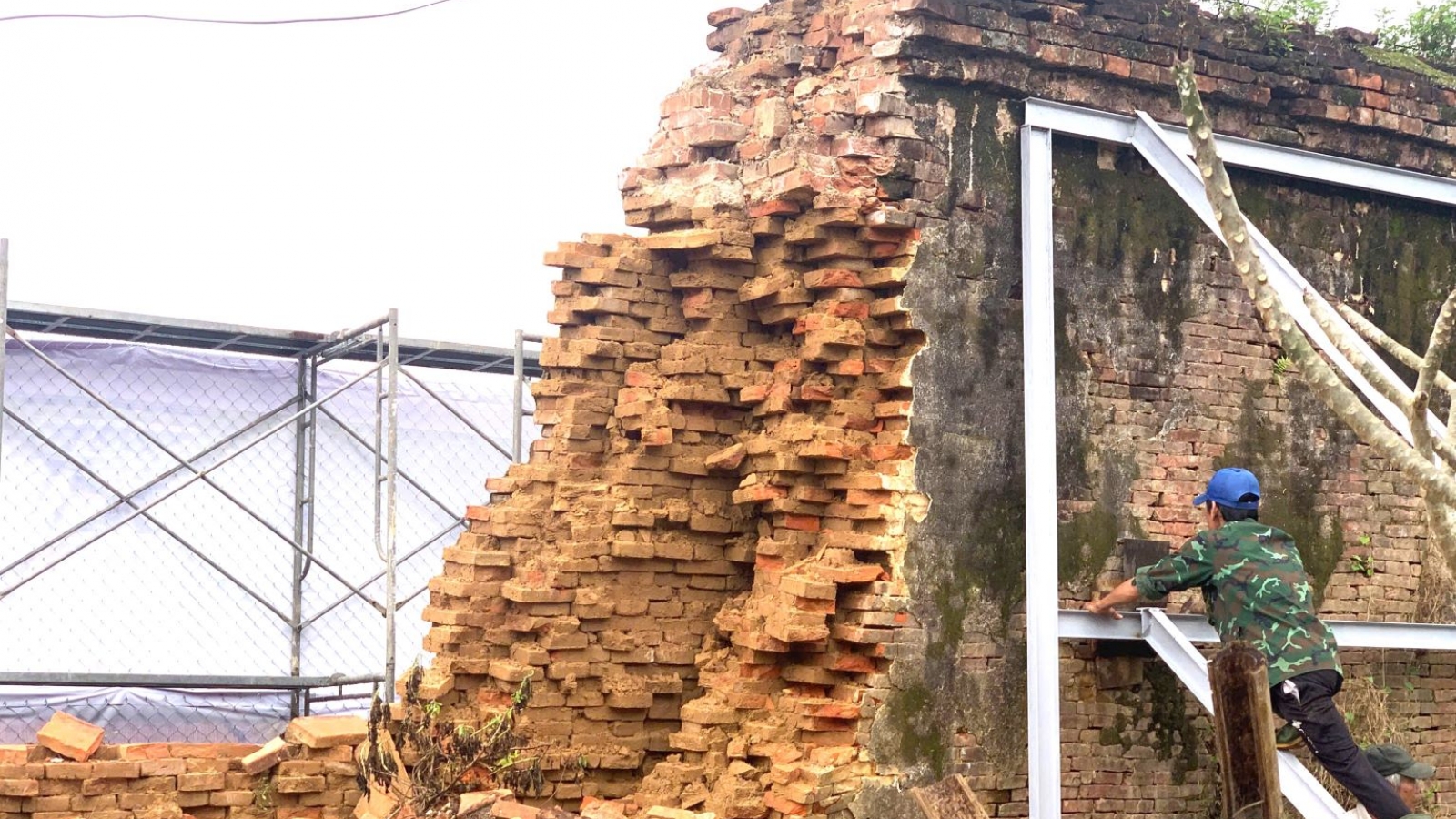 Khắc phục khẩn cấp sự cố sập tường Hoàng thành Huế do mưa lũ