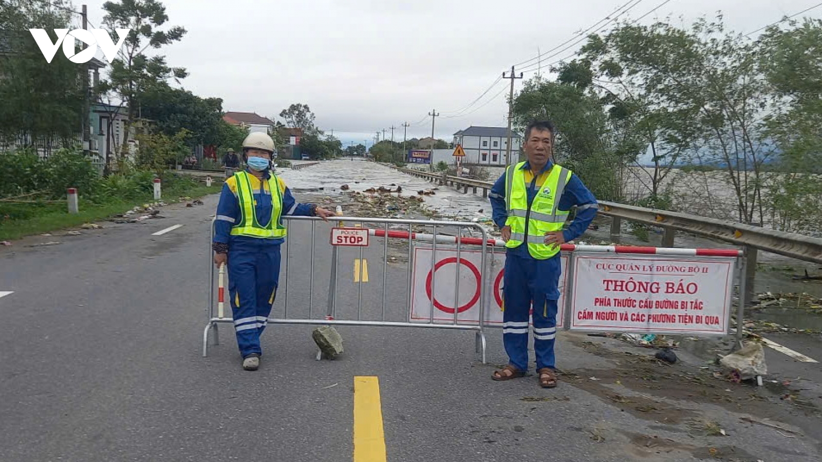 Quốc lộ 1A qua Quảng Trị tiếp tục bị ngập sâu, phương tiện không thể lưu thông