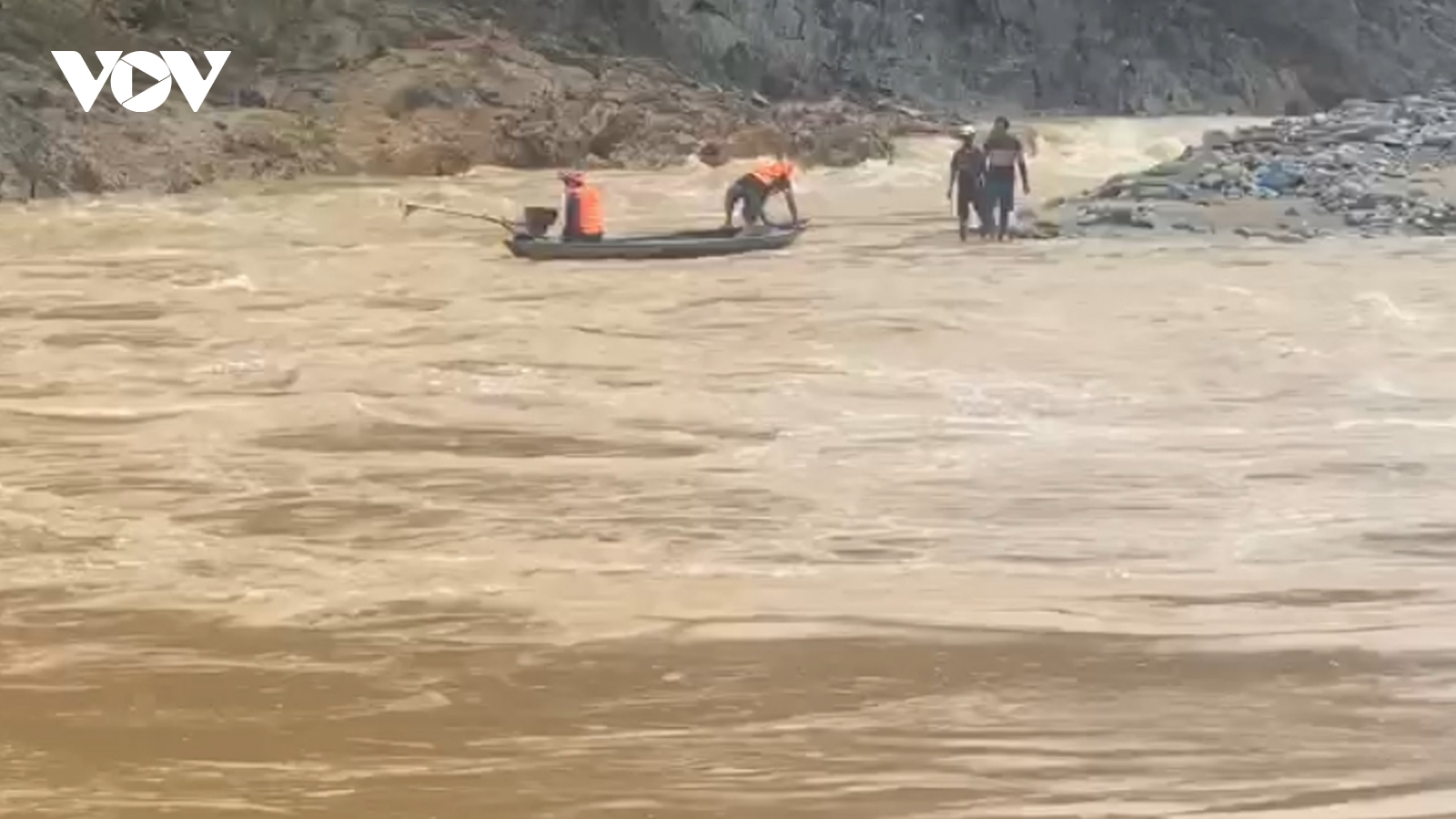 Đà Nẵng: Sạt lở liên tiếp, giải cứu 2 người dân mắc kẹt giữa dòng lũ