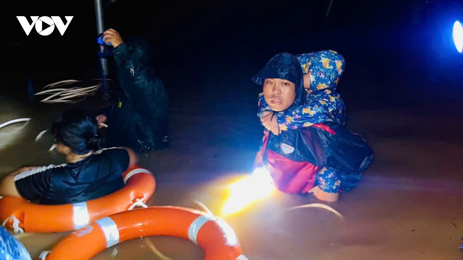 Chạy đua với thời gian đưa người dân Đắk Lắk bị mưa ngập về nơi an toàn