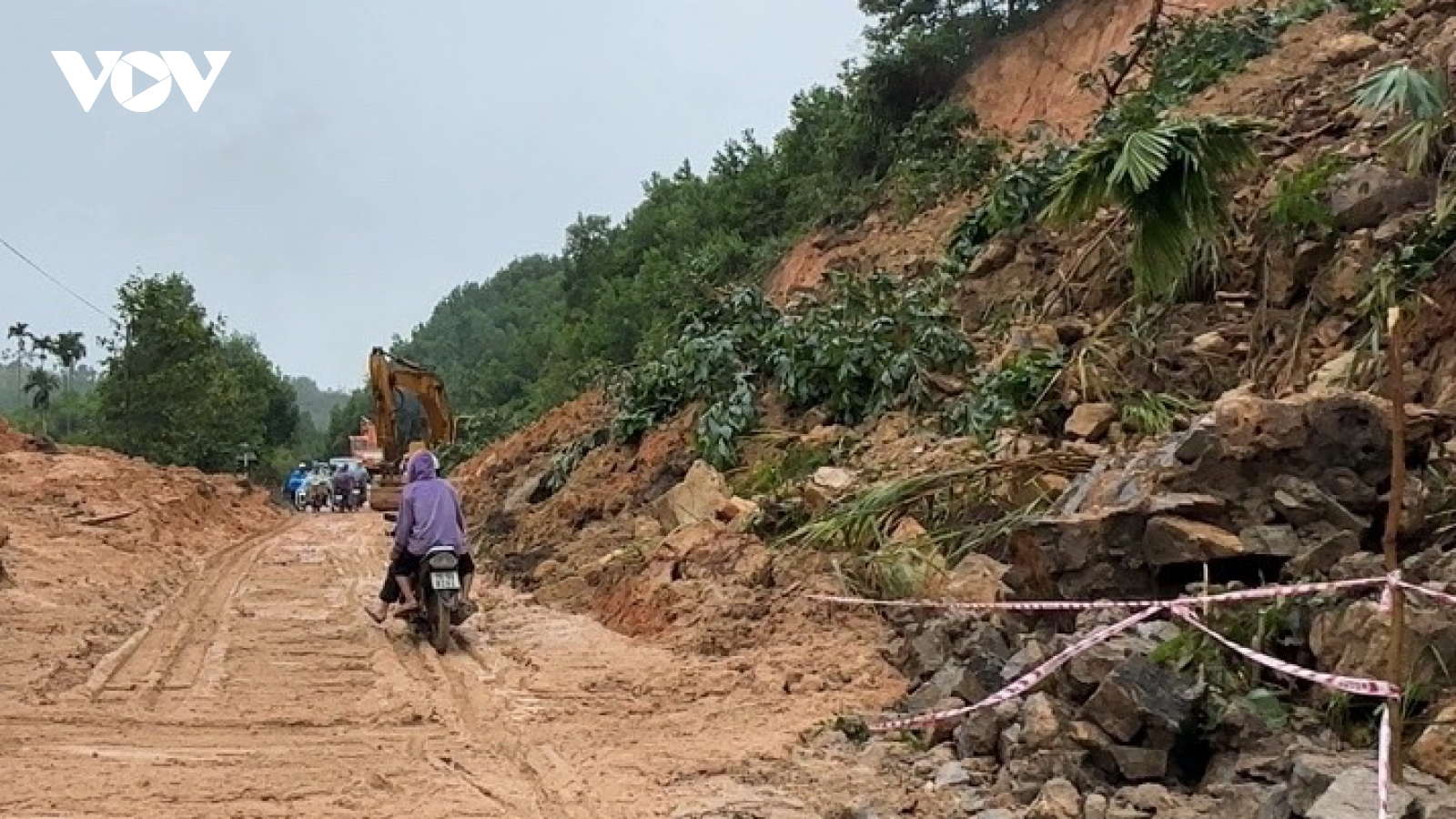 Đường Hồ Chí Minh và Trường Sơn Đông nhiều đoạn sạt lở nặng