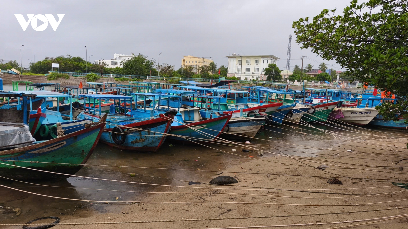 Thủ tướng chỉ đạo khẩn cấp ứng phó bão số 13 và mưa lũ sau bão